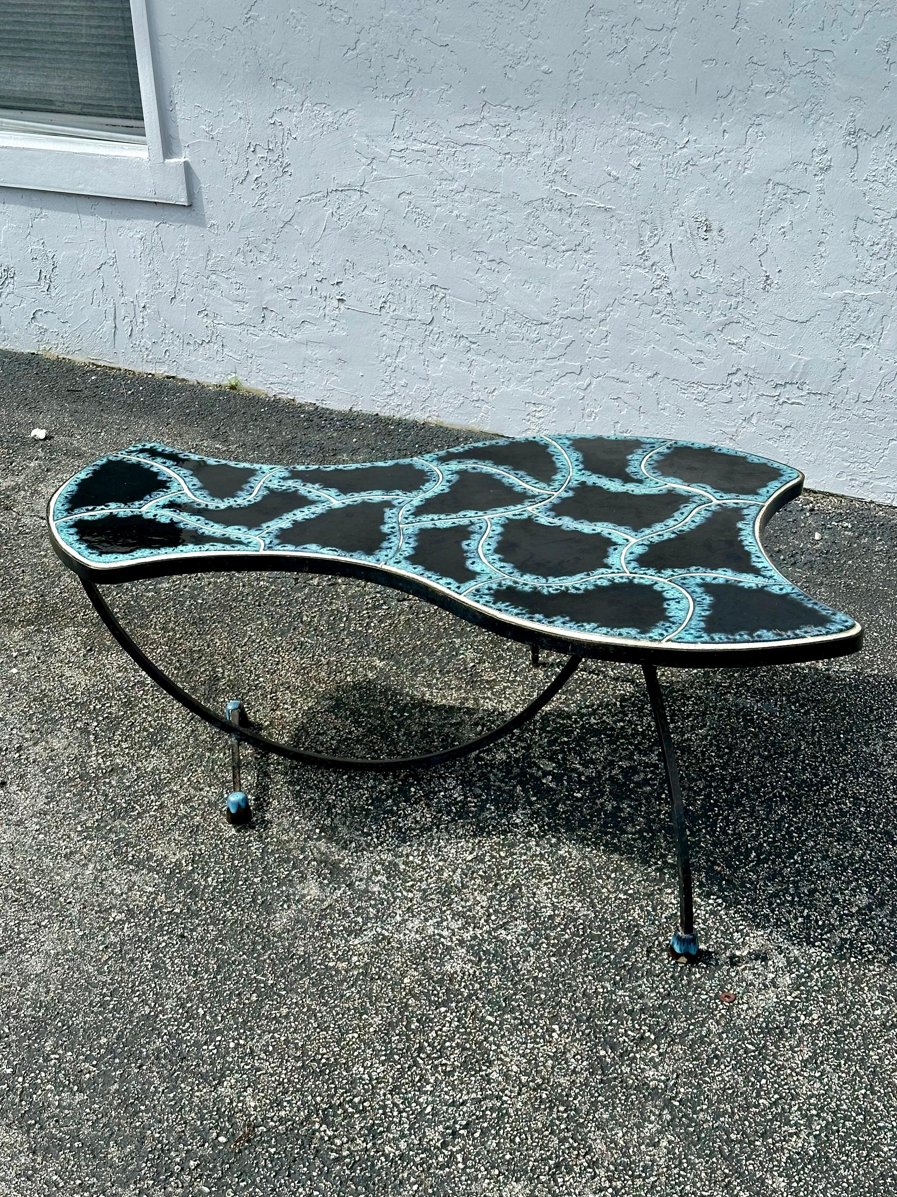 Cette table basse en rotin et verre fumé est l'une des plus étonnantes et des plus rares que l'on puisse espérer trouver. En état d'origine et inachevé. Le design est remarquable partout. Cette magnifique table est une pièce d'apparat qui regorge de