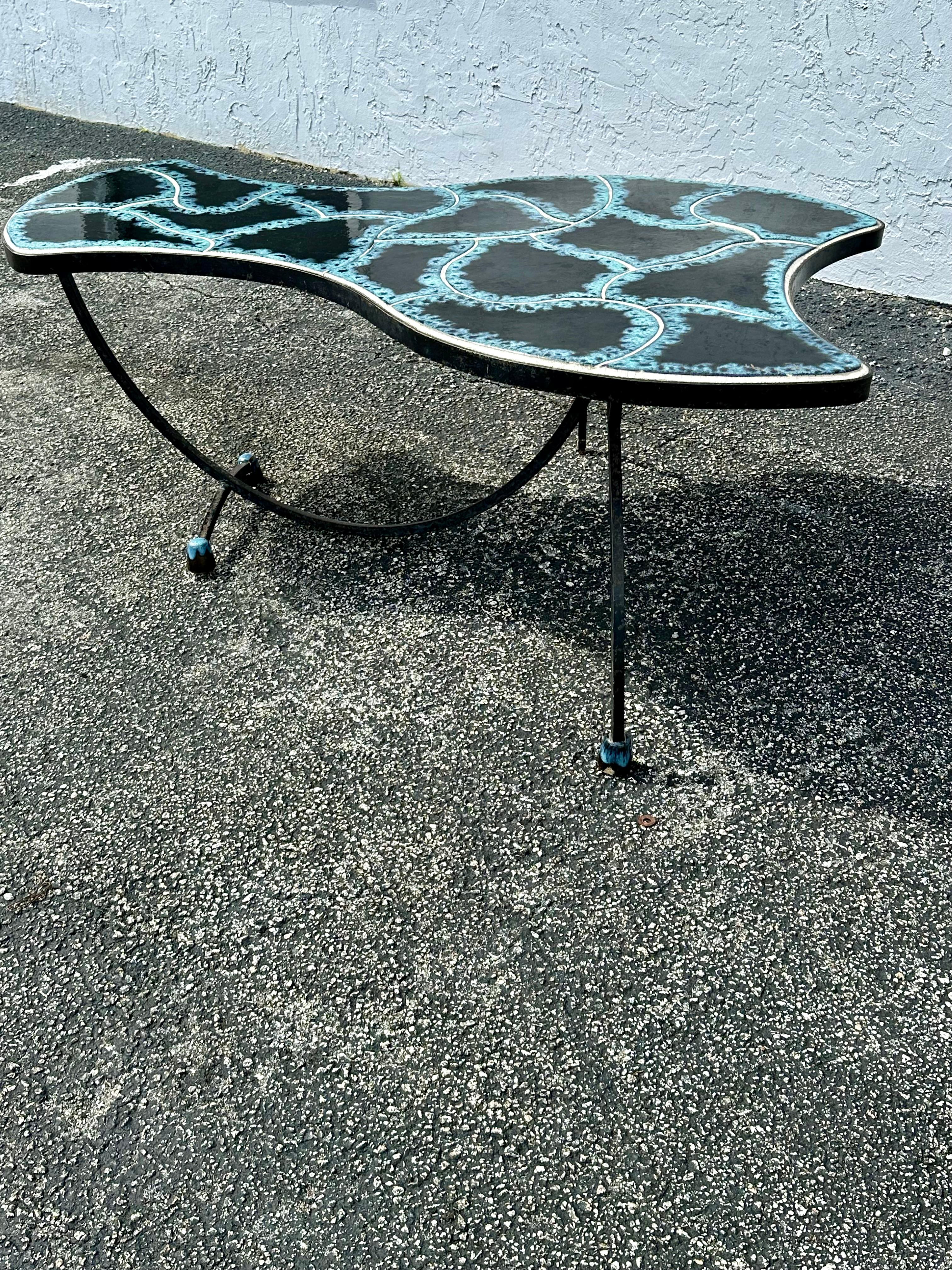 Mid-Century Modern Table basse de forme libre en carreaux noirs et bleus des années 1960 en vente
