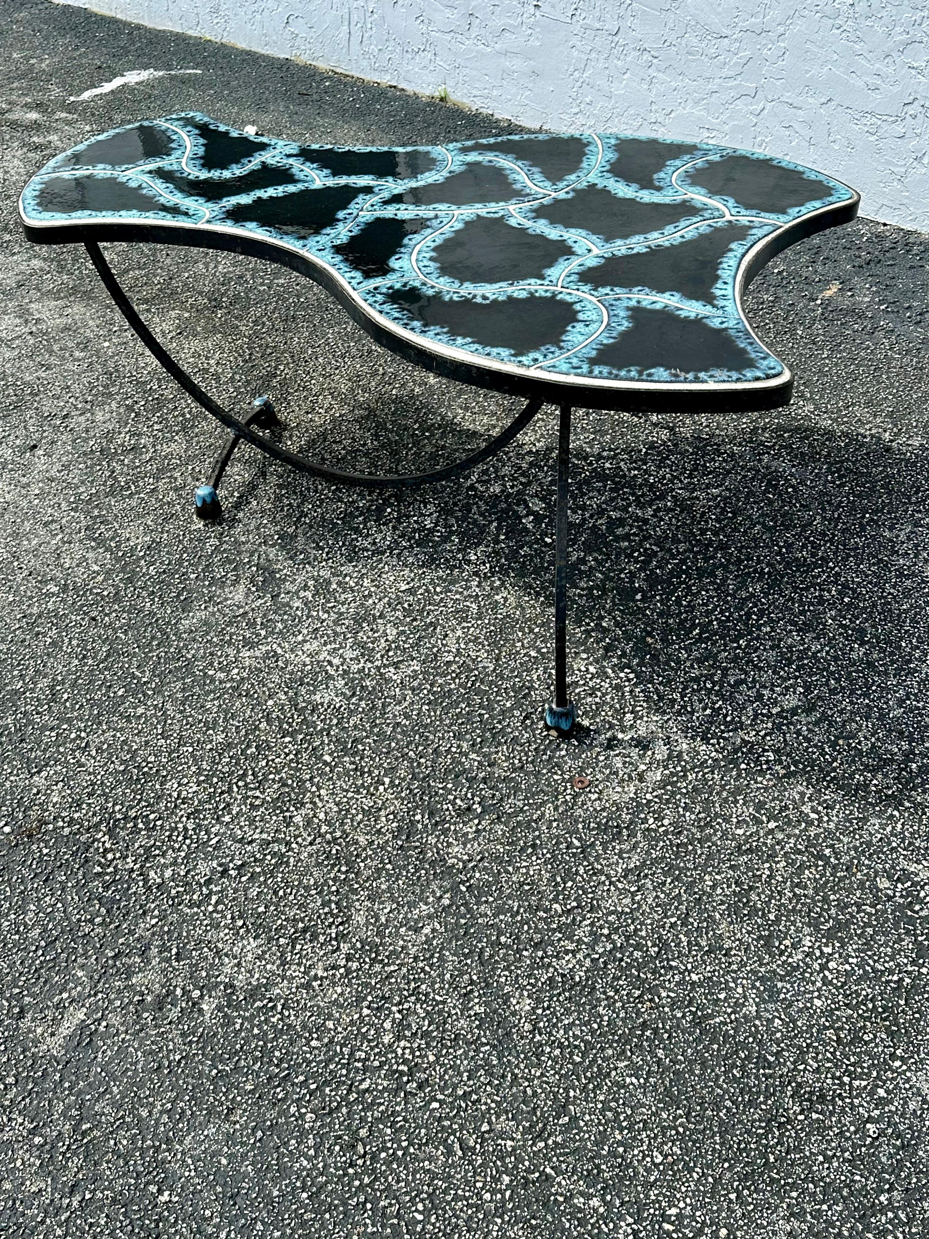 Table basse de forme libre en carreaux noirs et bleus des années 1960 Bon état - En vente à Fort Lauderdale, FL