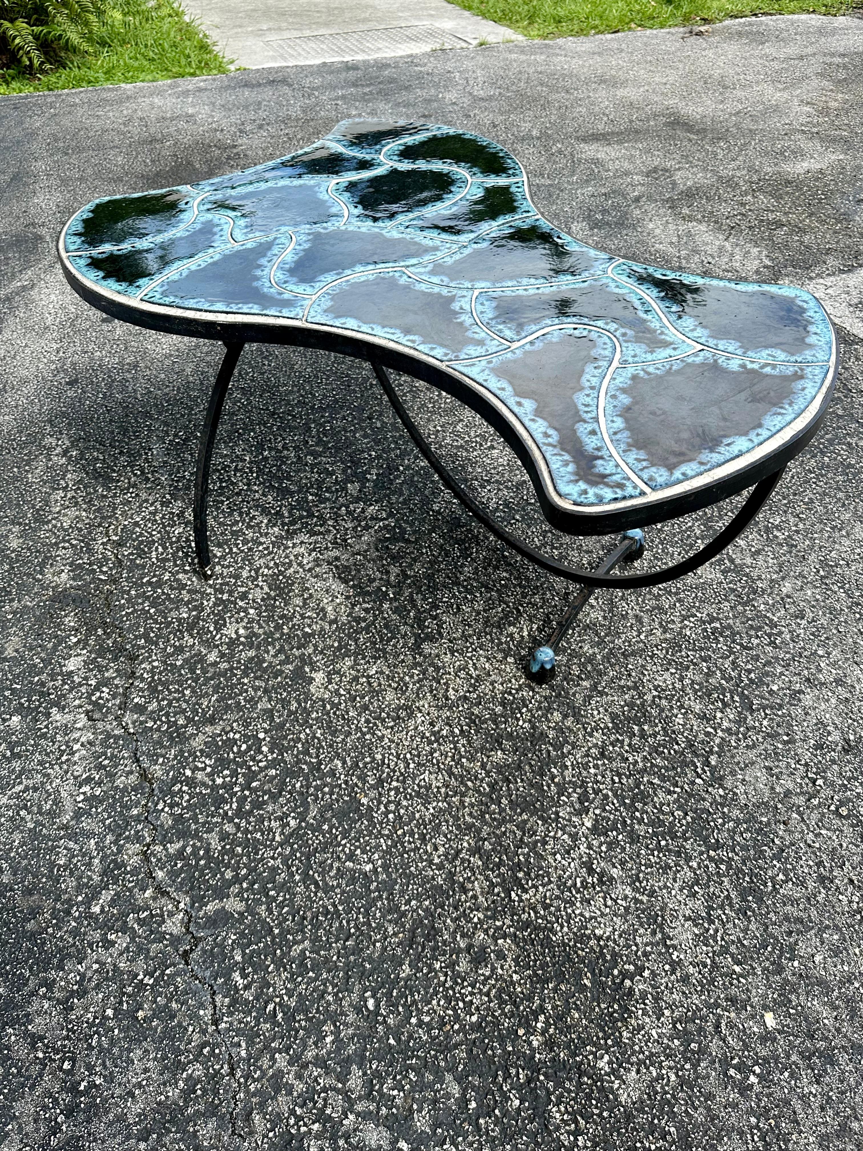 Fer Table basse de forme libre en carreaux noirs et bleus des années 1960 en vente