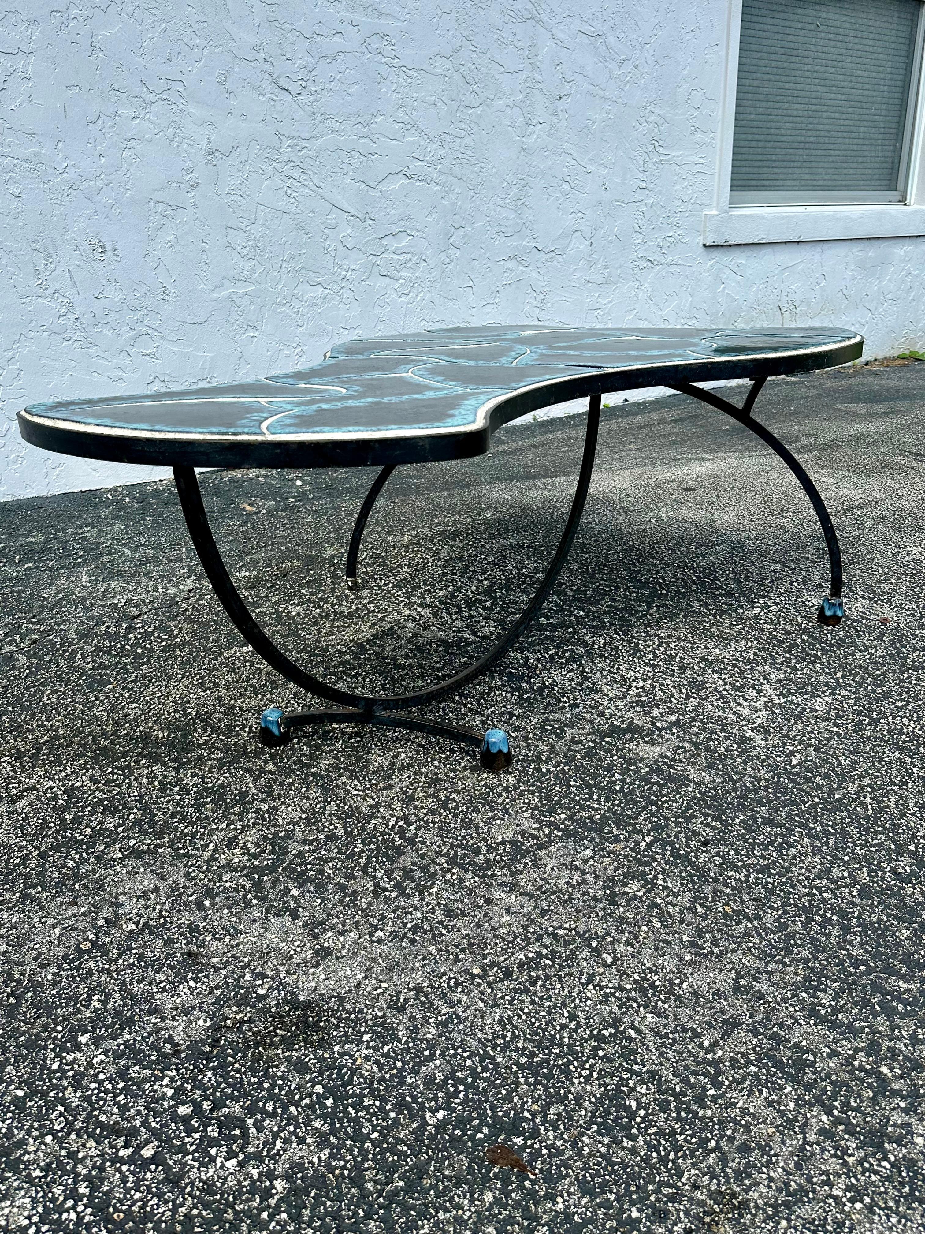 Table basse de forme libre en carreaux noirs et bleus des années 1960 en vente 3