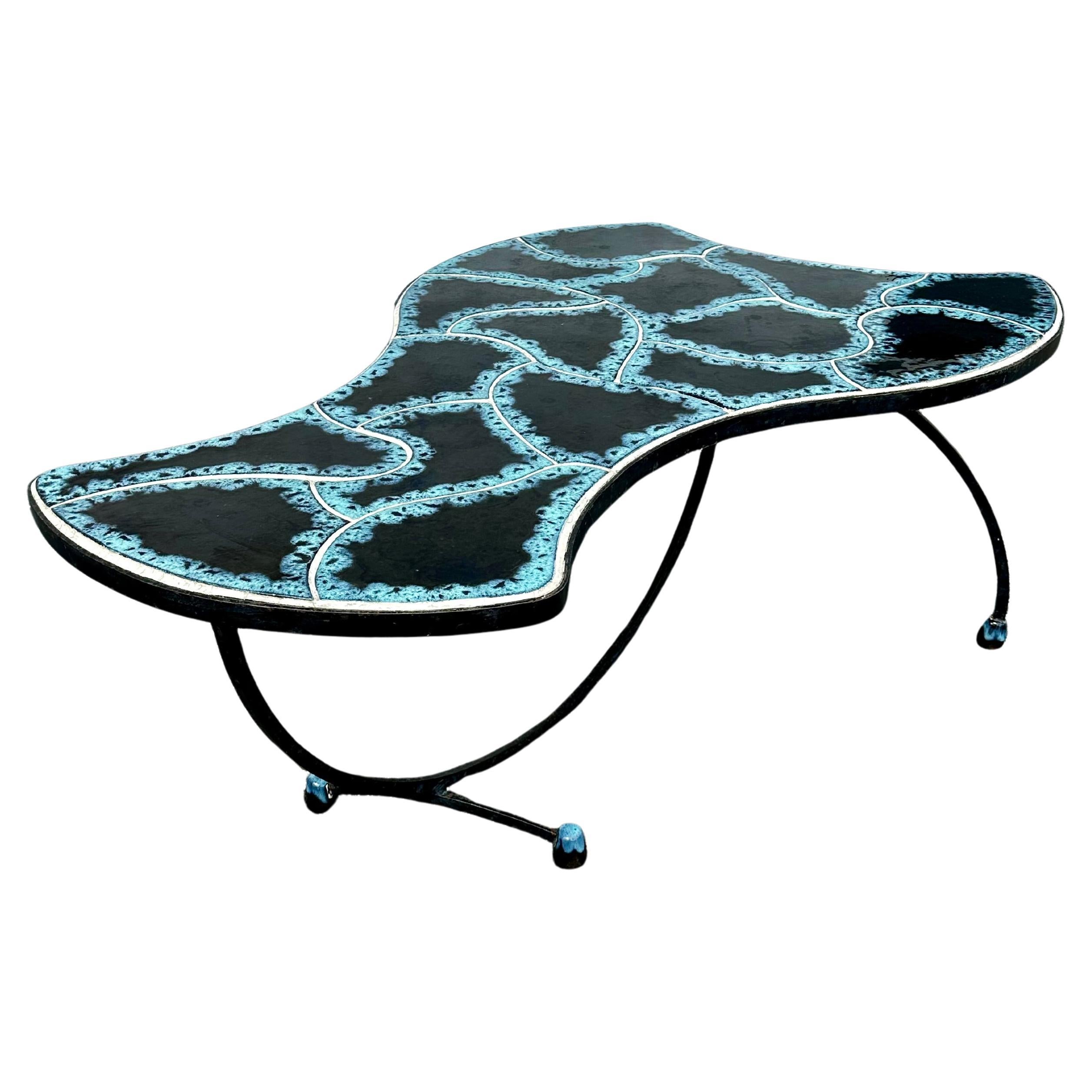 Table basse de forme libre en carreaux noirs et bleus des années 1960