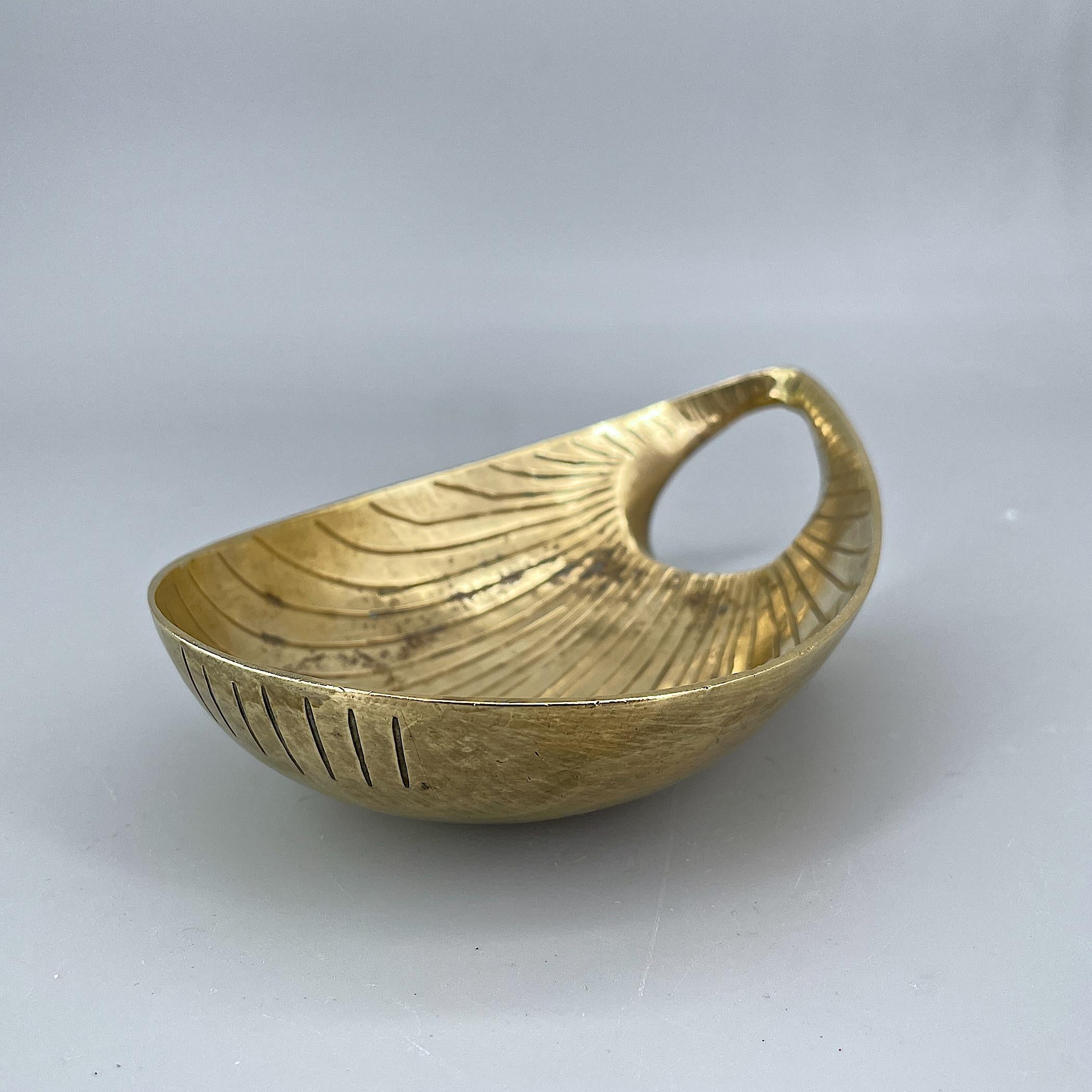 Hand-Carved 1960s, Biomorphic Sea Form Brass Table Dish For Sale