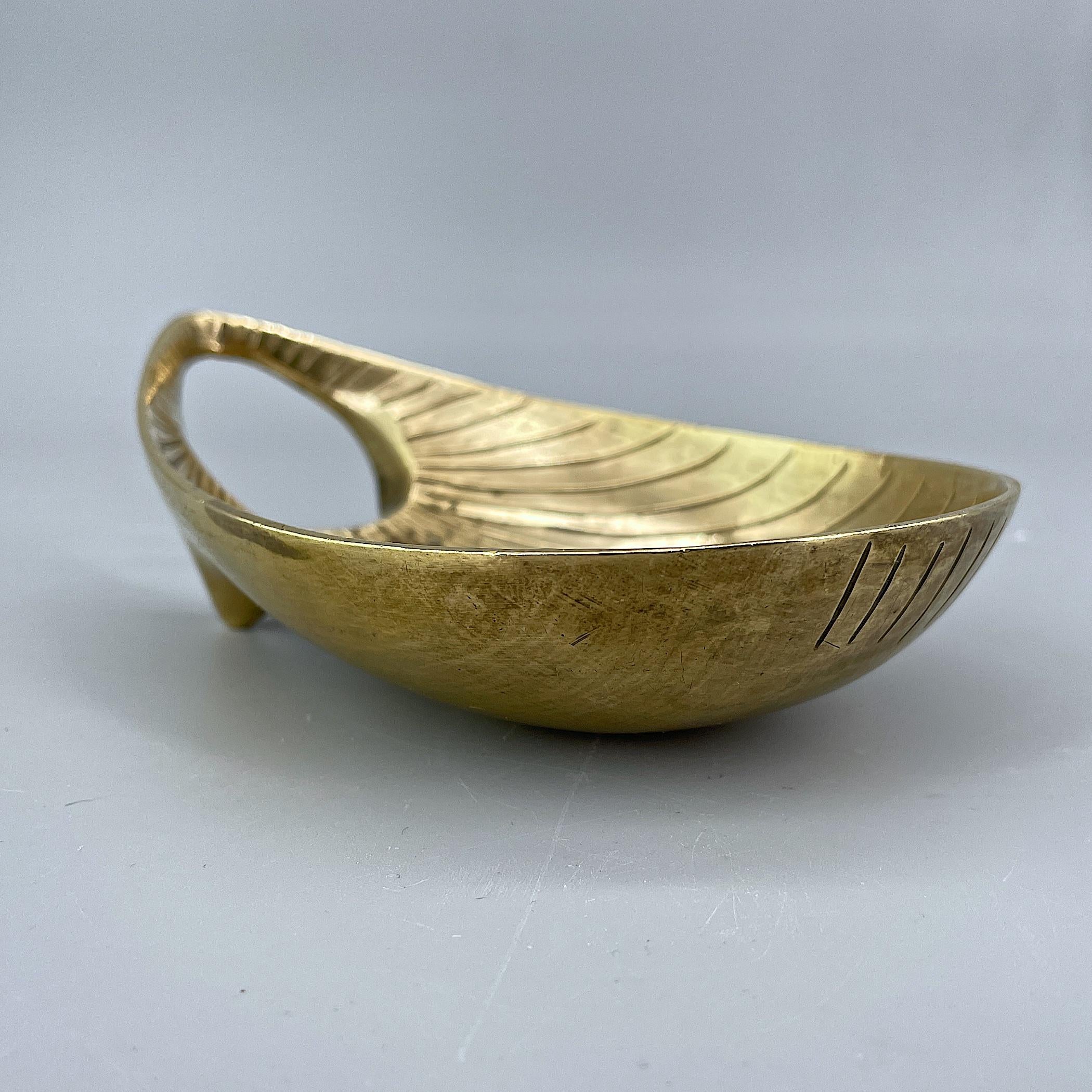 1960s, Biomorphic Sea Form Brass Table Dish In Good Condition For Sale In Hyattsville, MD