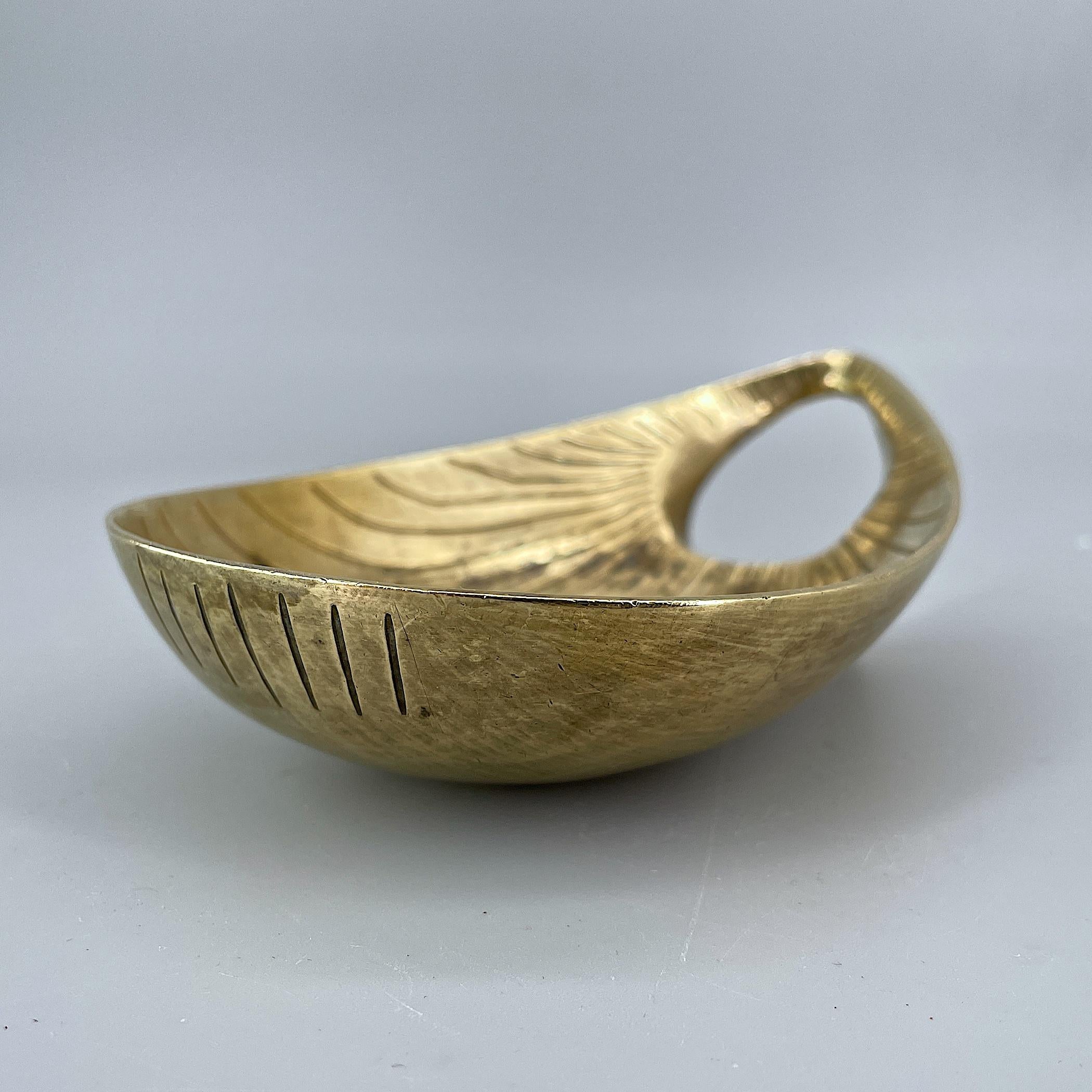 Mid-20th Century 1960s, Biomorphic Sea Form Brass Table Dish For Sale