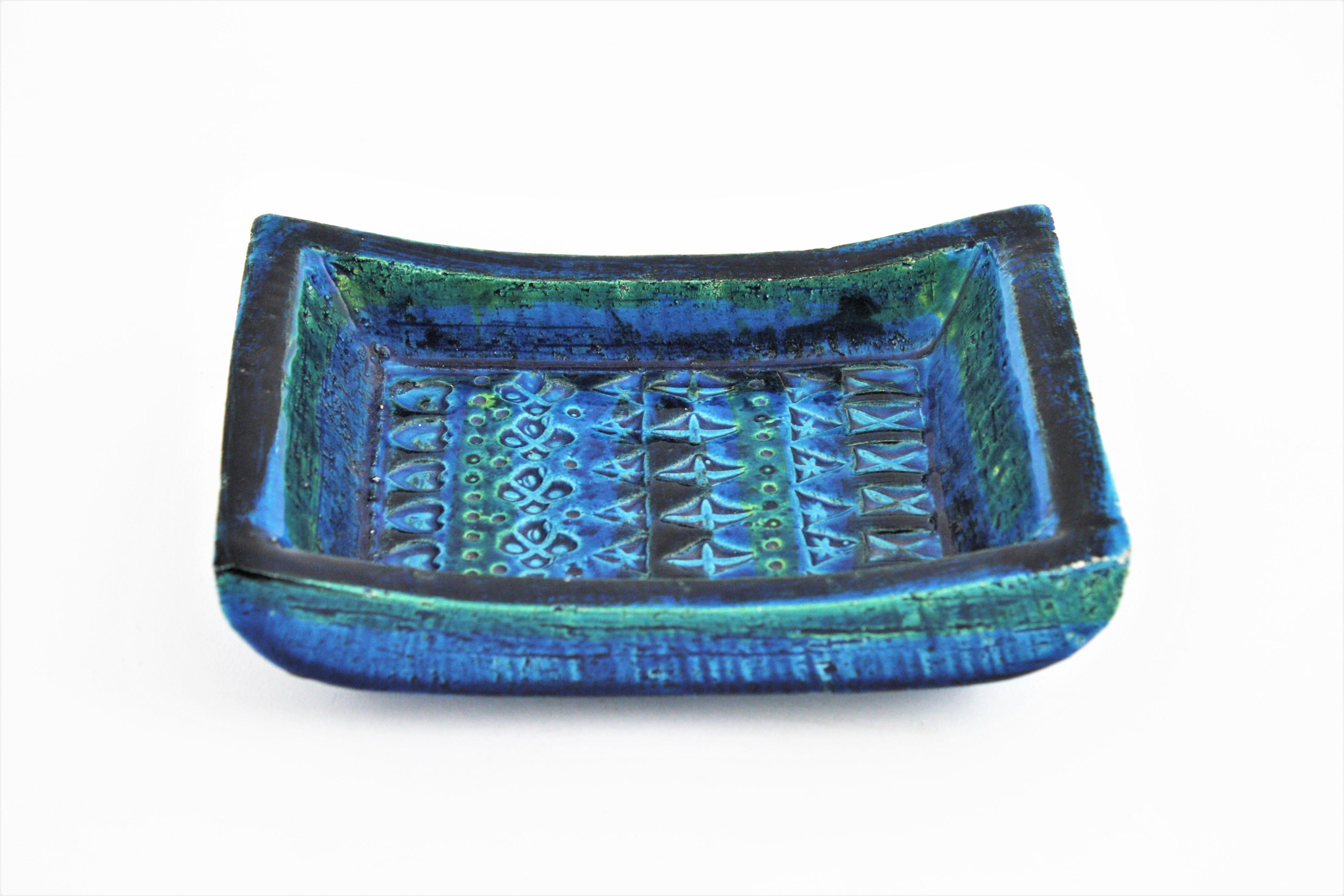 Italian handcrafted blue glazed ceramic rectangular bowl with hand-carved geometric designs in cobalt blue and turquoise colors. The 'Rimini blu' collection was designed by Aldo Londi for Bitossi. Italy, 1960s.
Lovely to be used as bowl, vide-poche