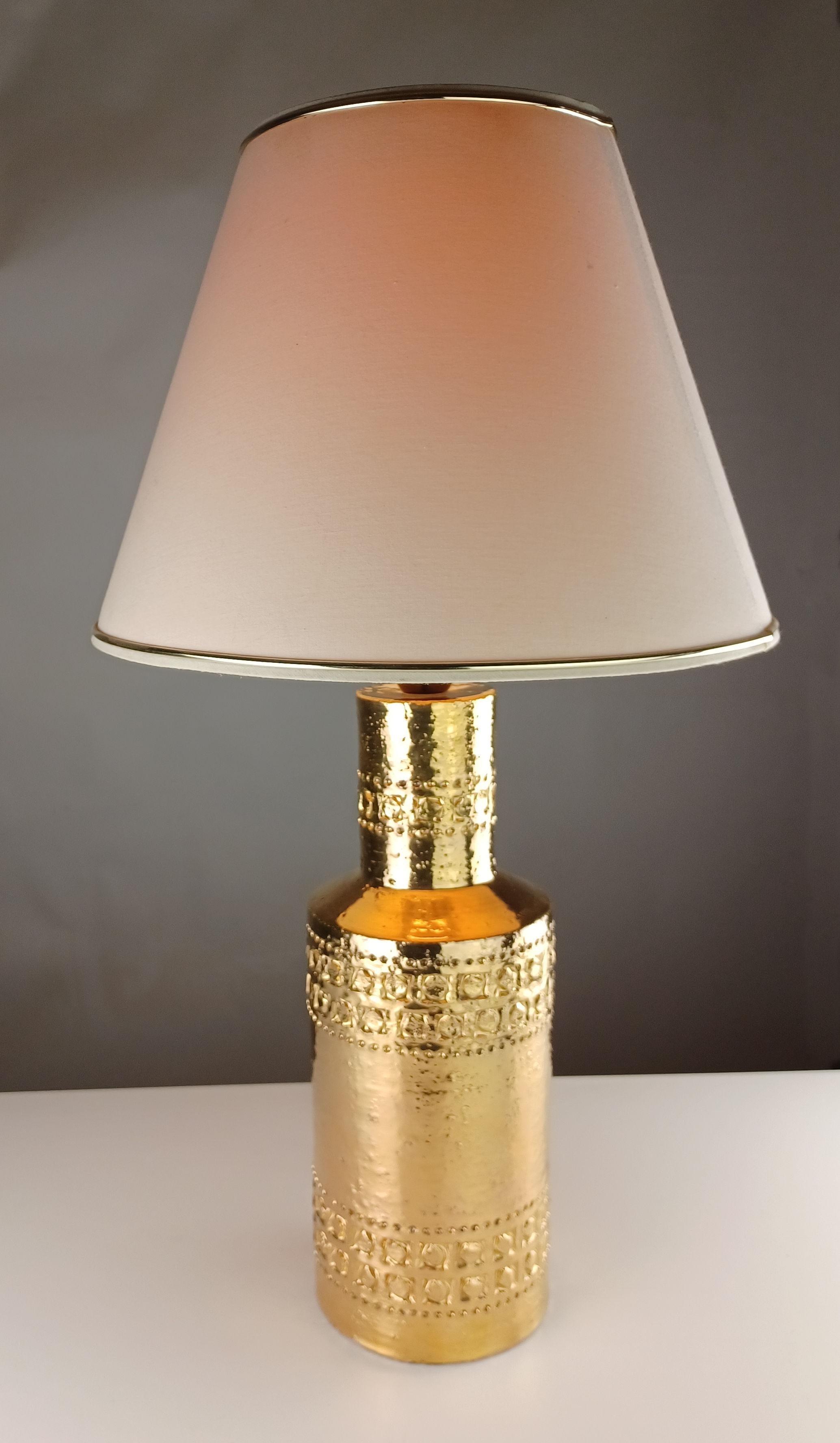 Lampada da tavolo Bitossi smaltata in oro del 1960 con bande decorative incise a mano

Queste lampade da tavolo Bitossi incise a mano e smaltate in oro a 22 carati sono state realizzate in Italia per il mercato scandinavo, 

La lampada è in ottime
