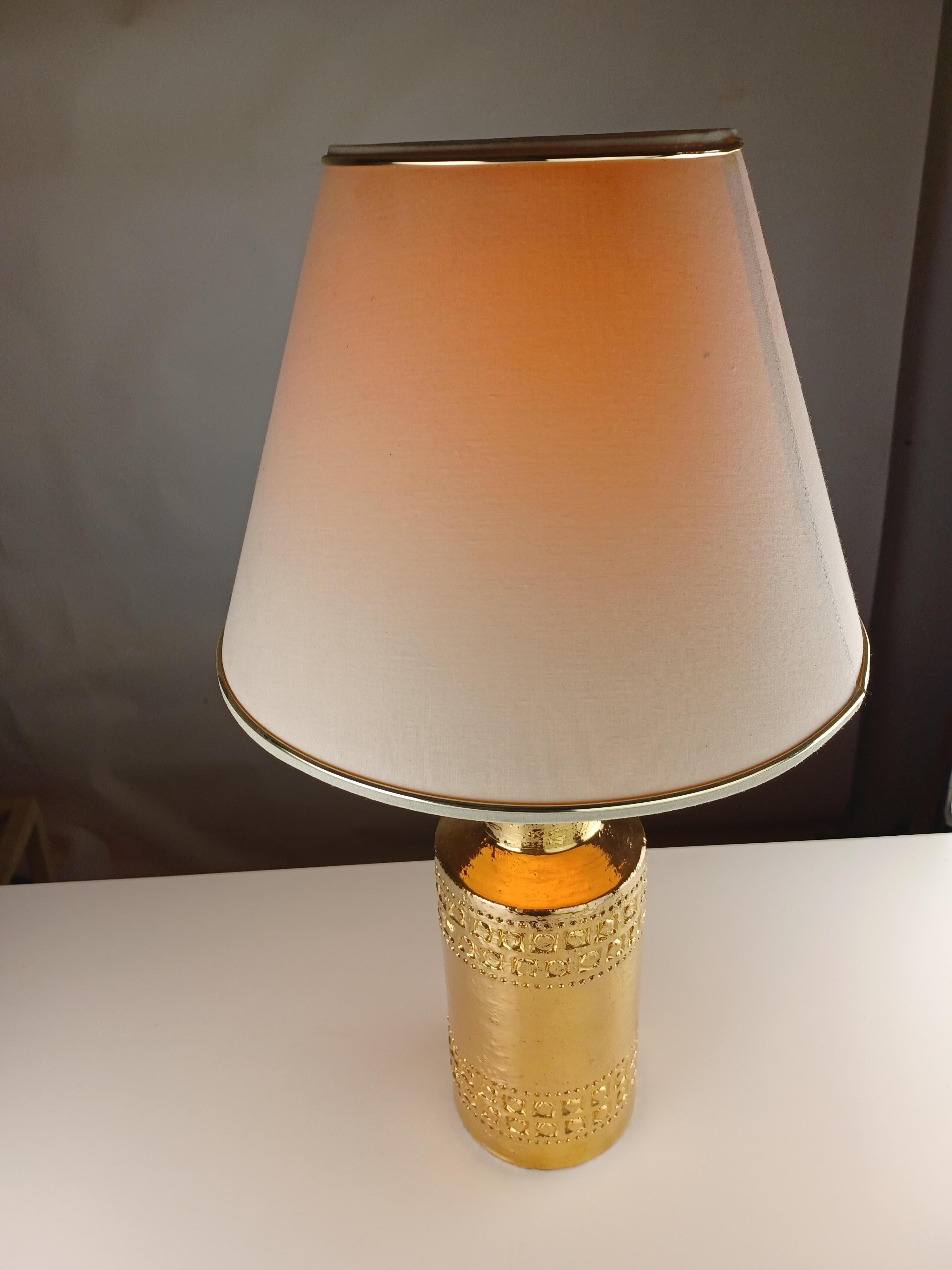 Scandinavo moderno Lampada da tavolo Bitossi smaltata in oro del 1960 con bande decorative incise a mano in vendita