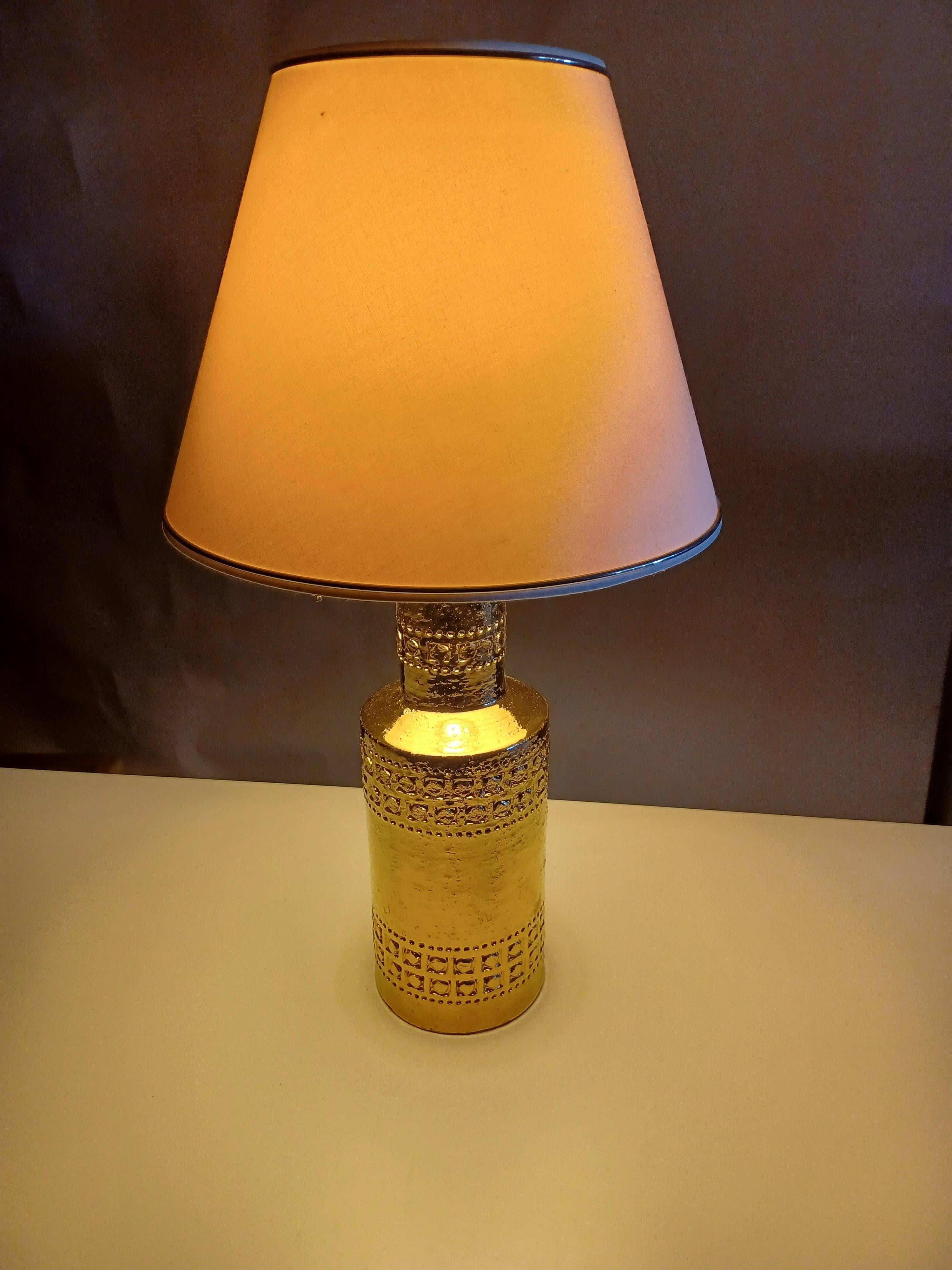 Italiano Lampada da tavolo Bitossi smaltata in oro del 1960 con bande decorative incise a mano in vendita