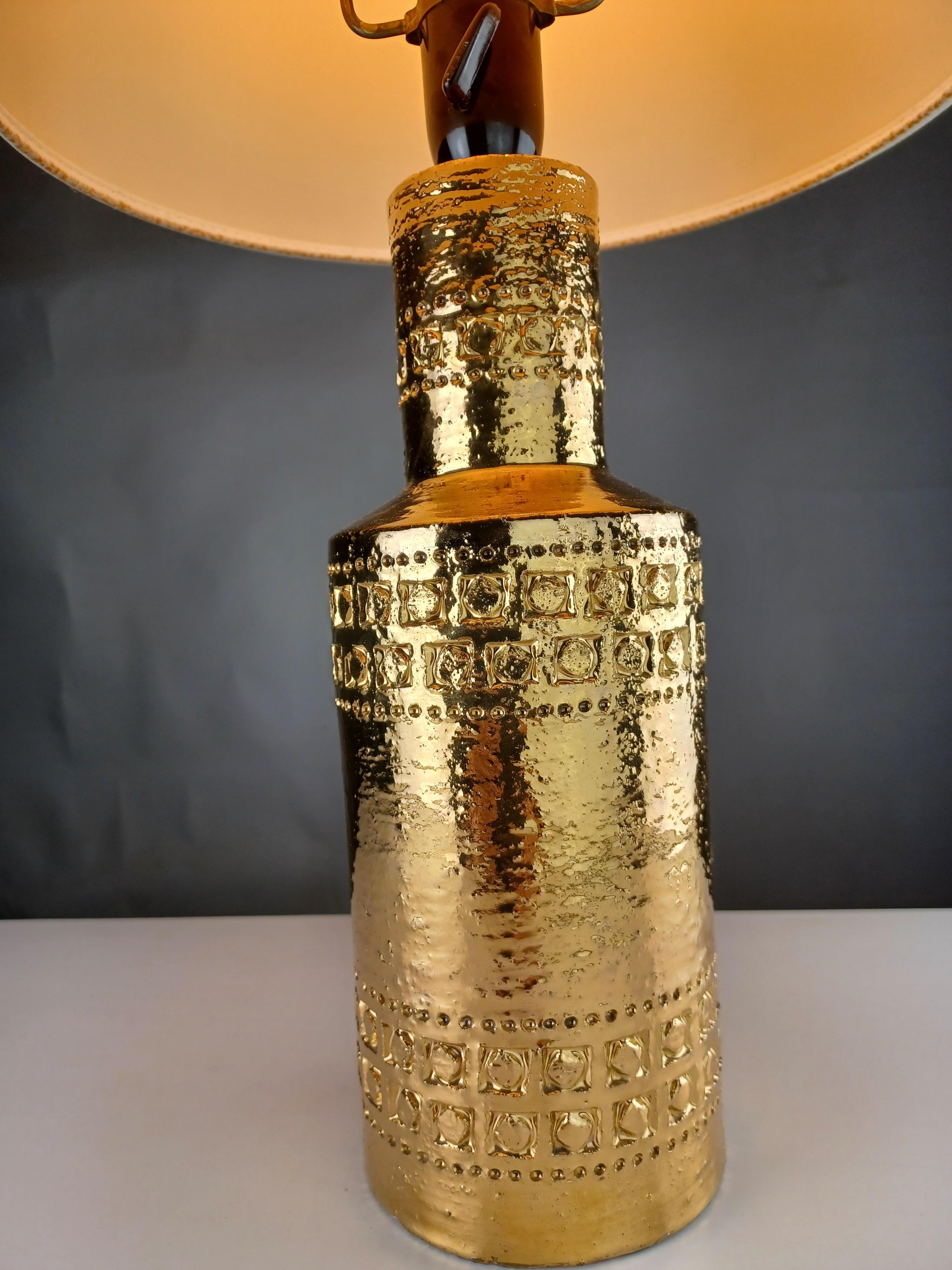 Lampada da tavolo Bitossi smaltata in oro del 1960 con bande decorative incise a mano In condizioni ottime in vendita a Knebel, DK