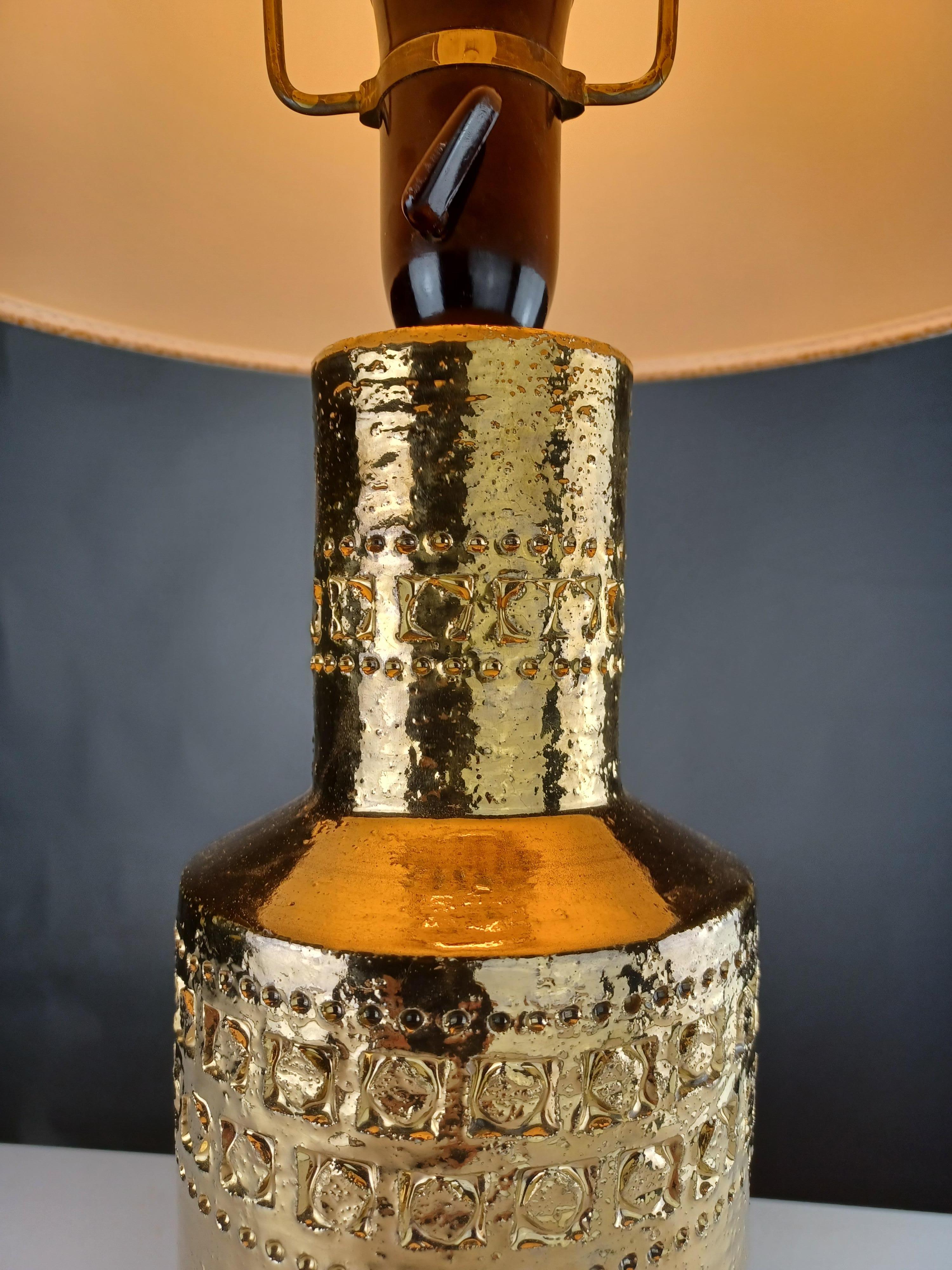 Metà XX secolo Lampada da tavolo Bitossi smaltata in oro del 1960 con bande decorative incise a mano in vendita