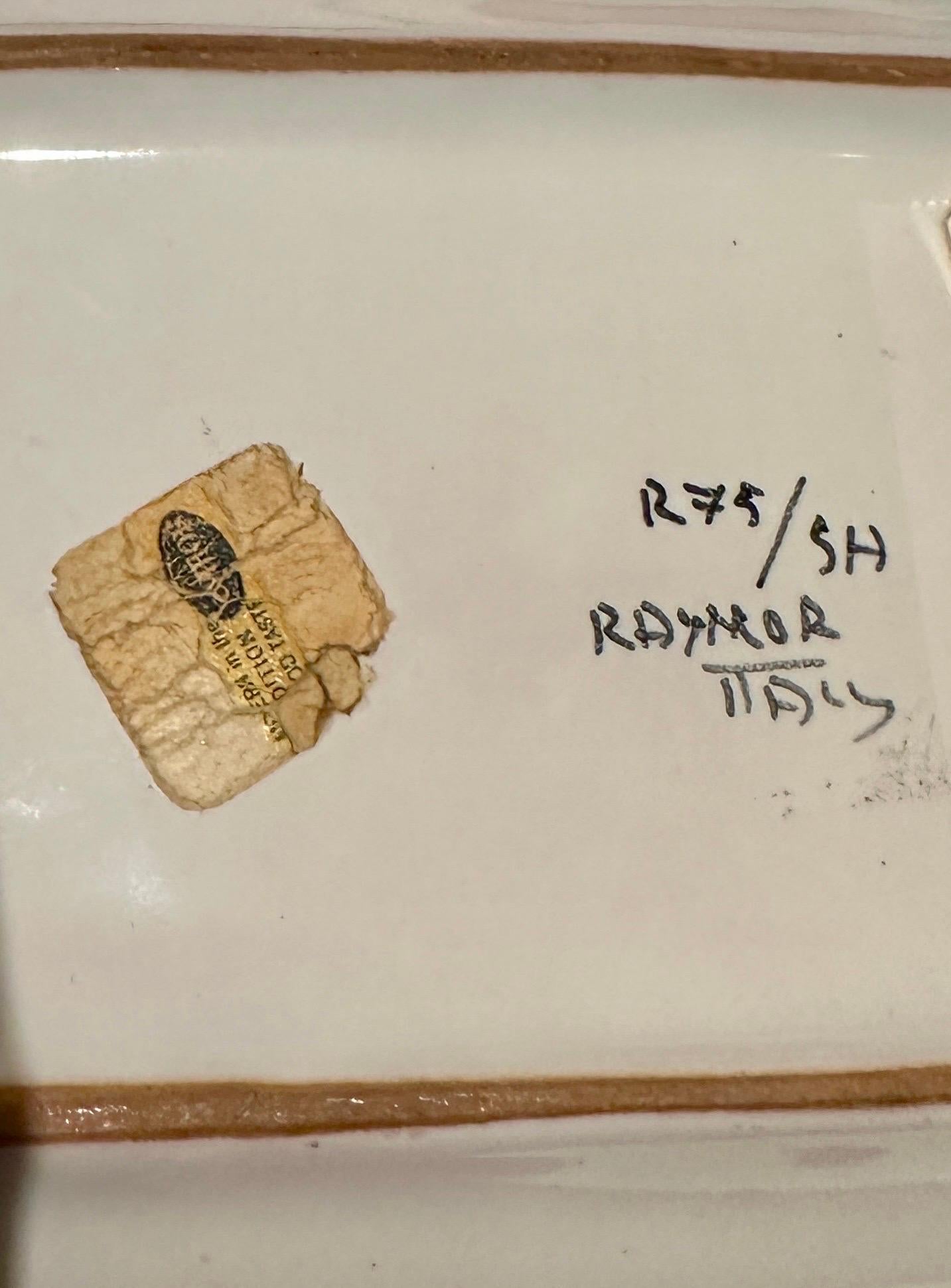 Magnifique attrape-cigares ou cendriers en céramique d'Aldo Londi pour Bitossi datant des années 1960. Importé et distribué aux États-Unis par Raymor of New York. Whiting : nature morte de bouteille de vin et de verre sur plat de service avec