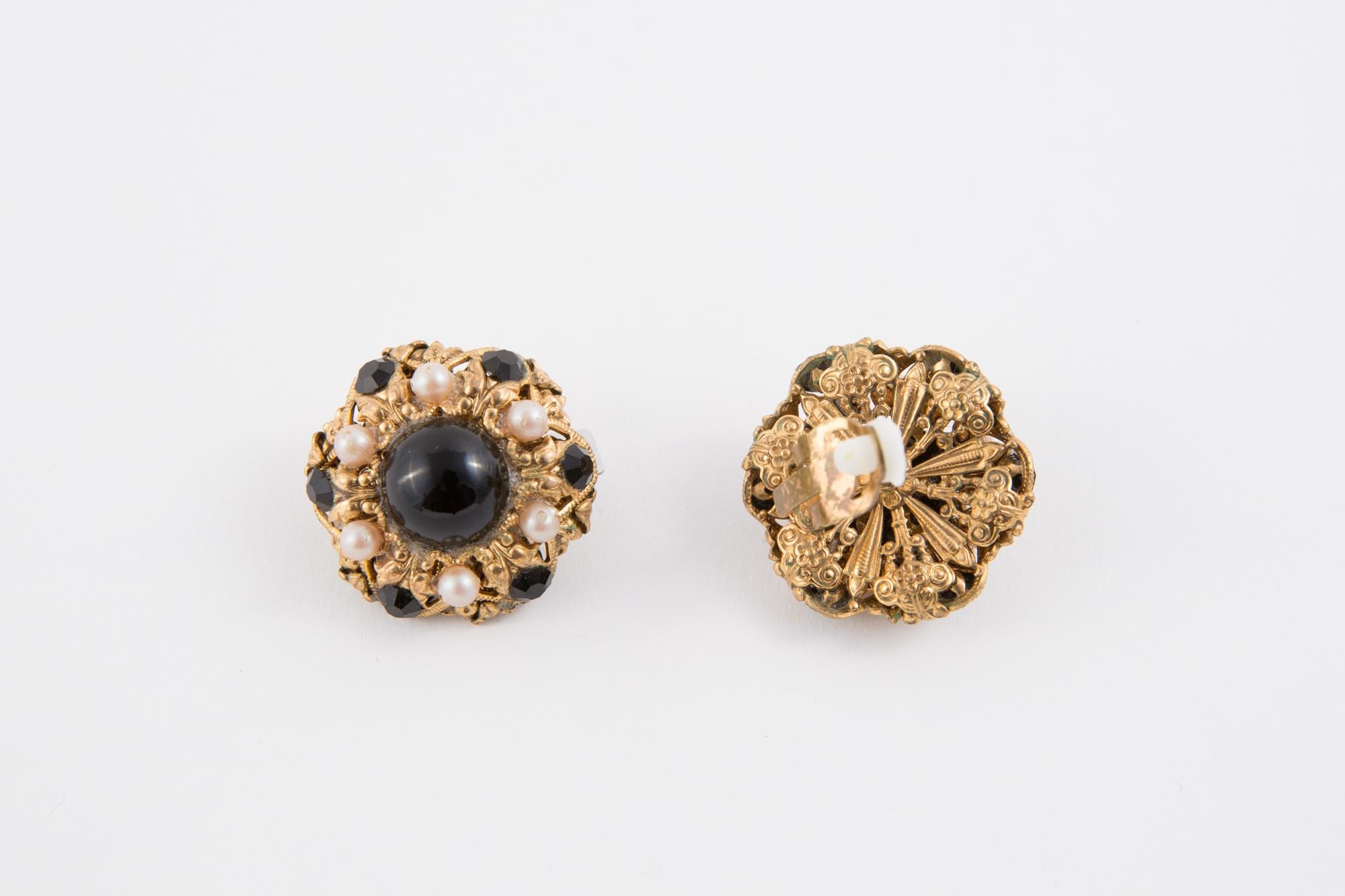 1960s Black and Gold Tone Clip on Earrings In Good Condition For Sale In Paris, FR