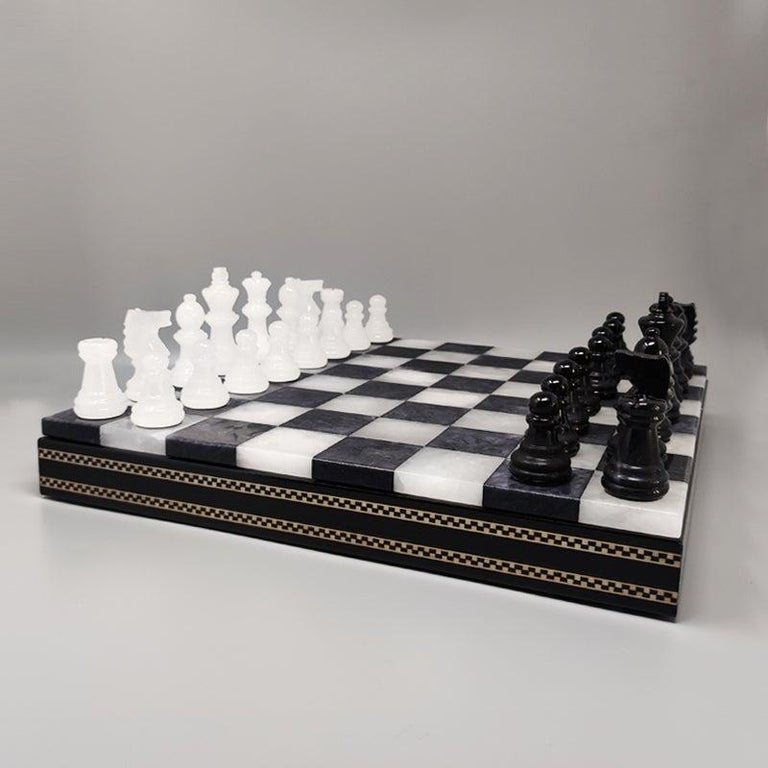 Ensemble d'échecs noirs et blancs des années 1960 en albâtre Volterra