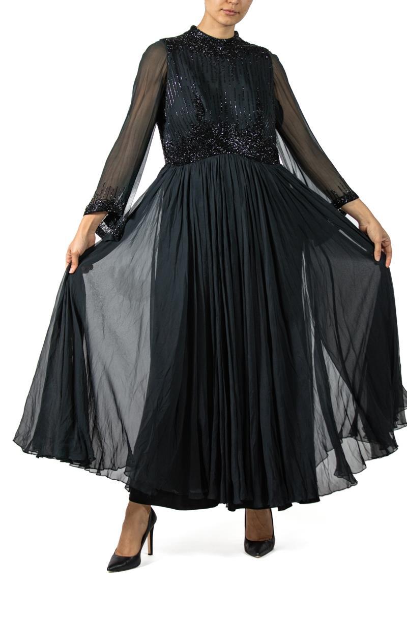 1960S Schwarz Perlen Seide Chiffon Demi-Empire Taille Kleid mit Glockenärmeln im Angebot 4