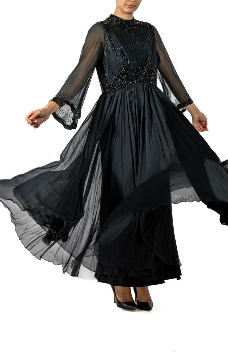 1960S Schwarz Perlen Seide Chiffon Demi-Empire Taille Kleid mit Glockenärmeln im Angebot 5