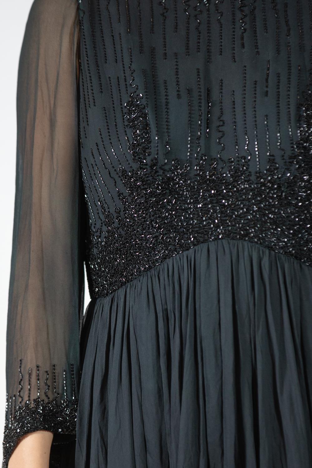 1960S Schwarz Perlen Seide Chiffon Demi-Empire Taille Kleid mit Glockenärmeln im Angebot 6
