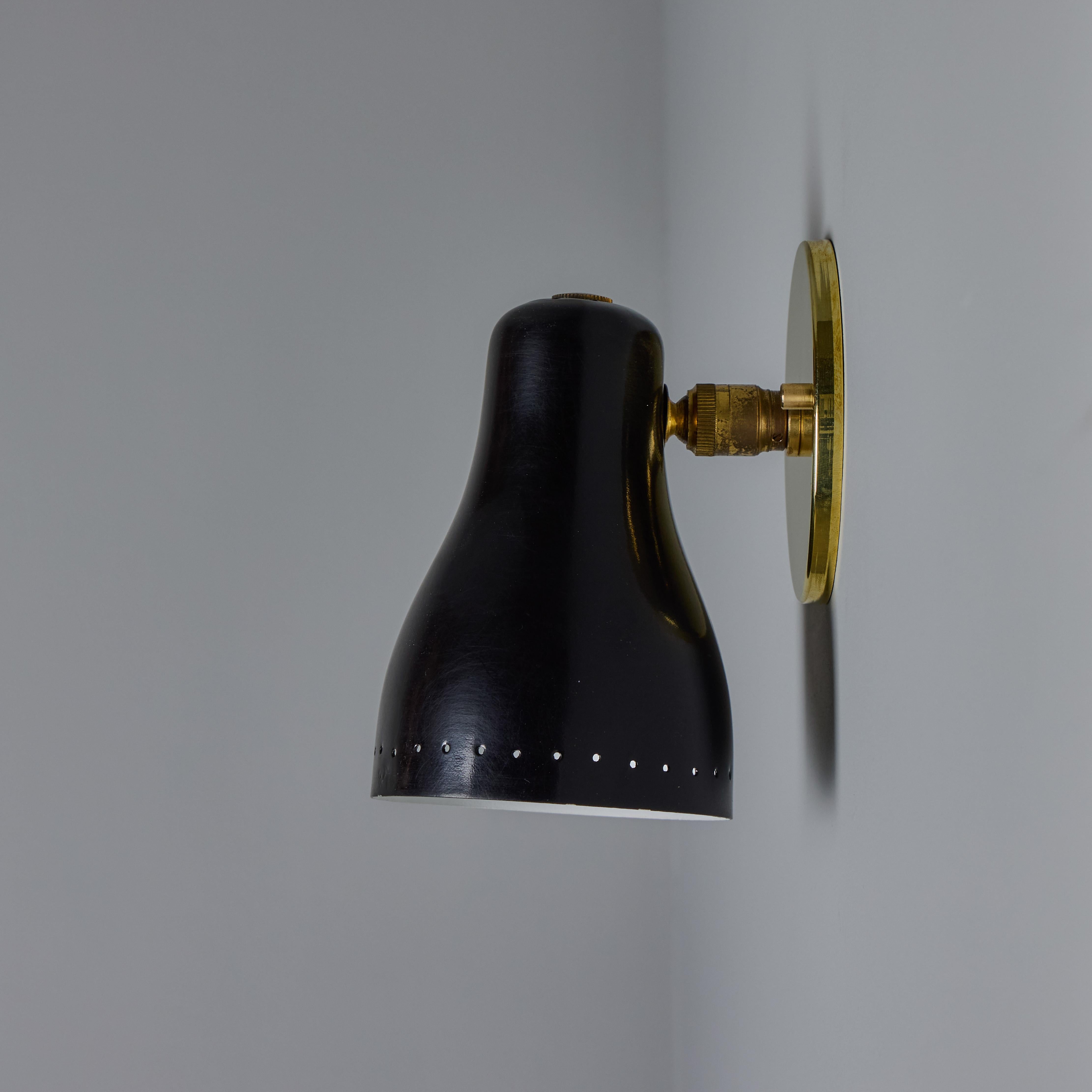 Lámpara de pared de latón y negro de los años 60 atribuida a Jacques Biny en venta 2