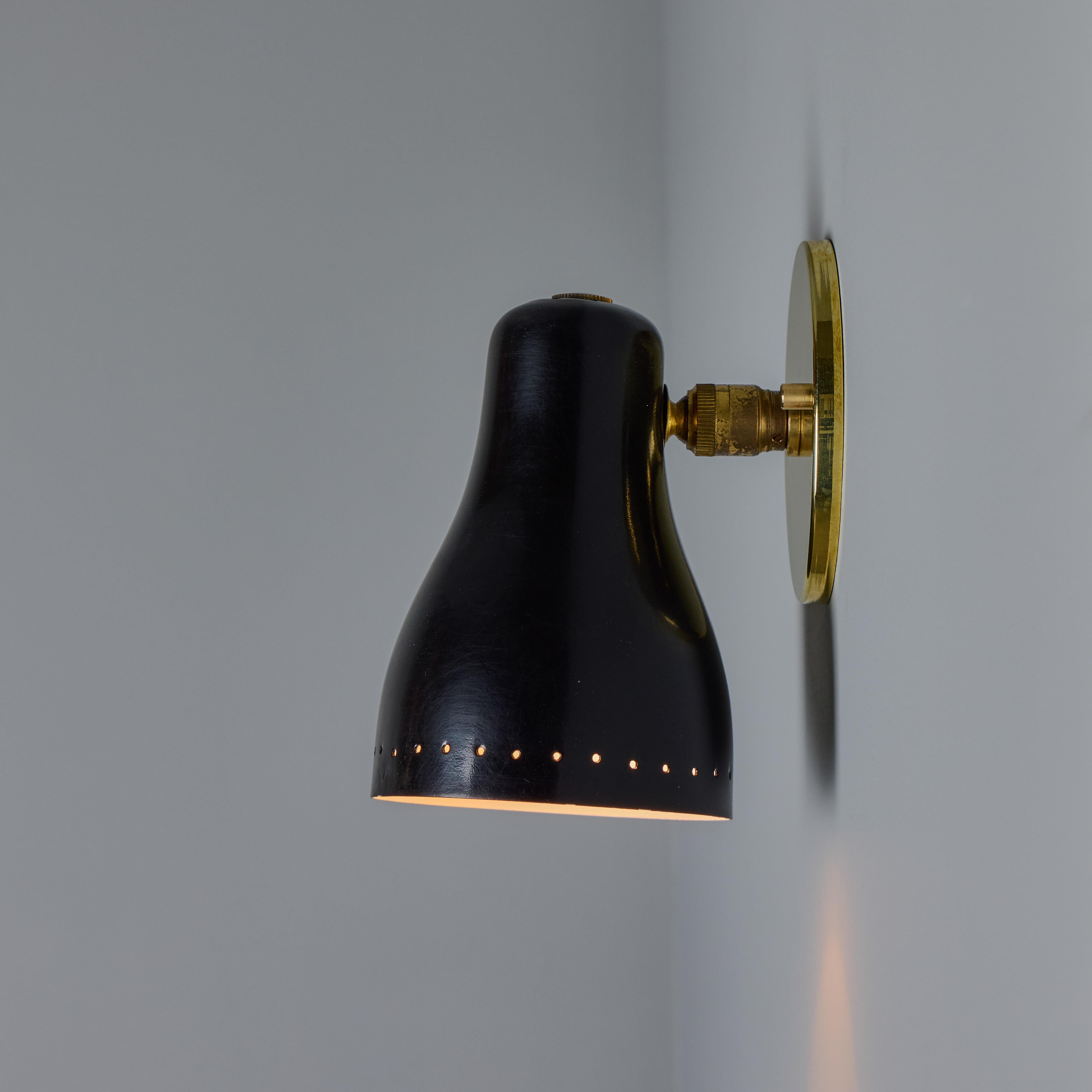Lámpara de pared de latón y negro de los años 60 atribuida a Jacques Biny en venta 3