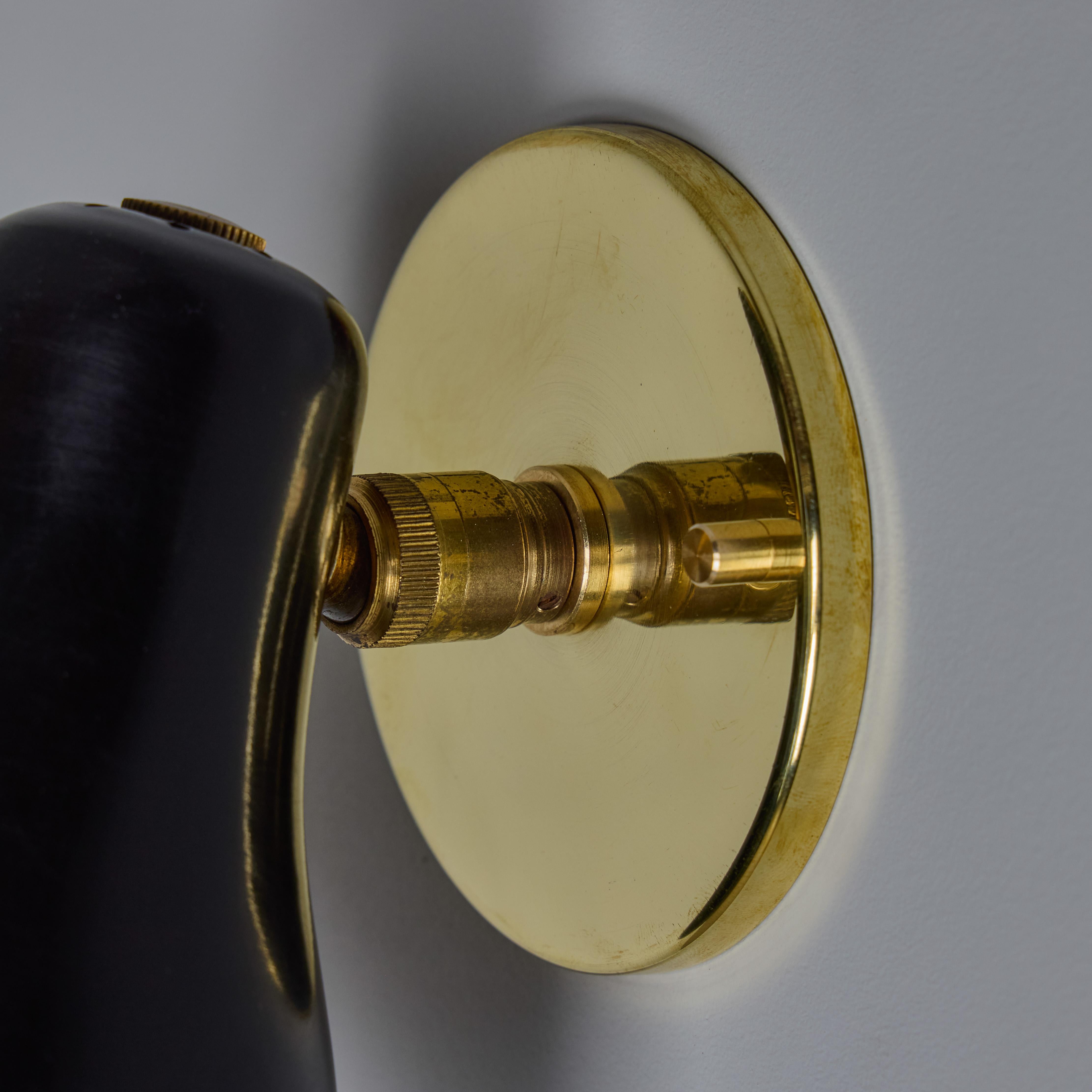 Lámpara de pared de latón y negro de los años 60 atribuida a Jacques Biny en venta 5