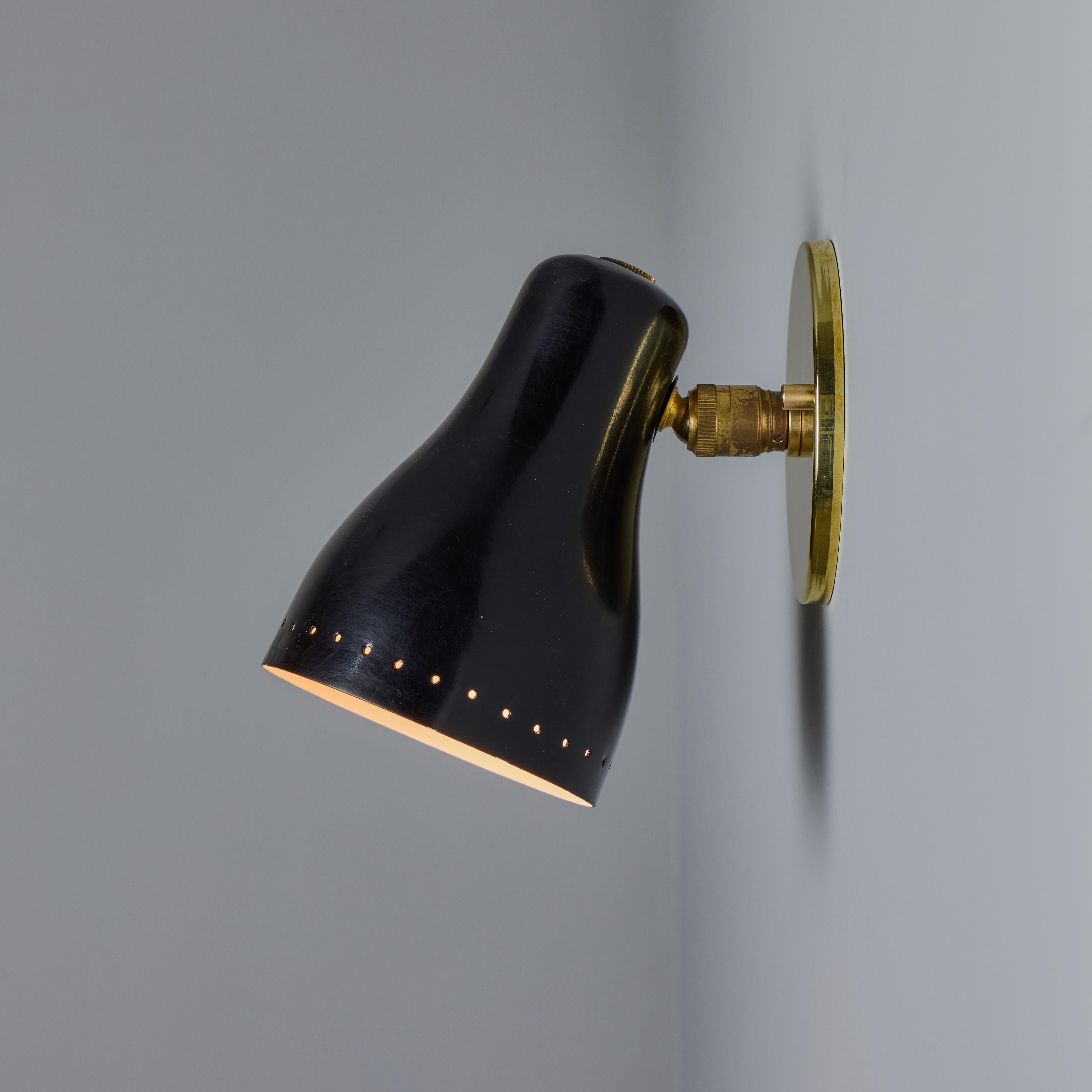 Lámpara de pared de latón y negro de los años 60 atribuida a Jacques Biny Metal en venta