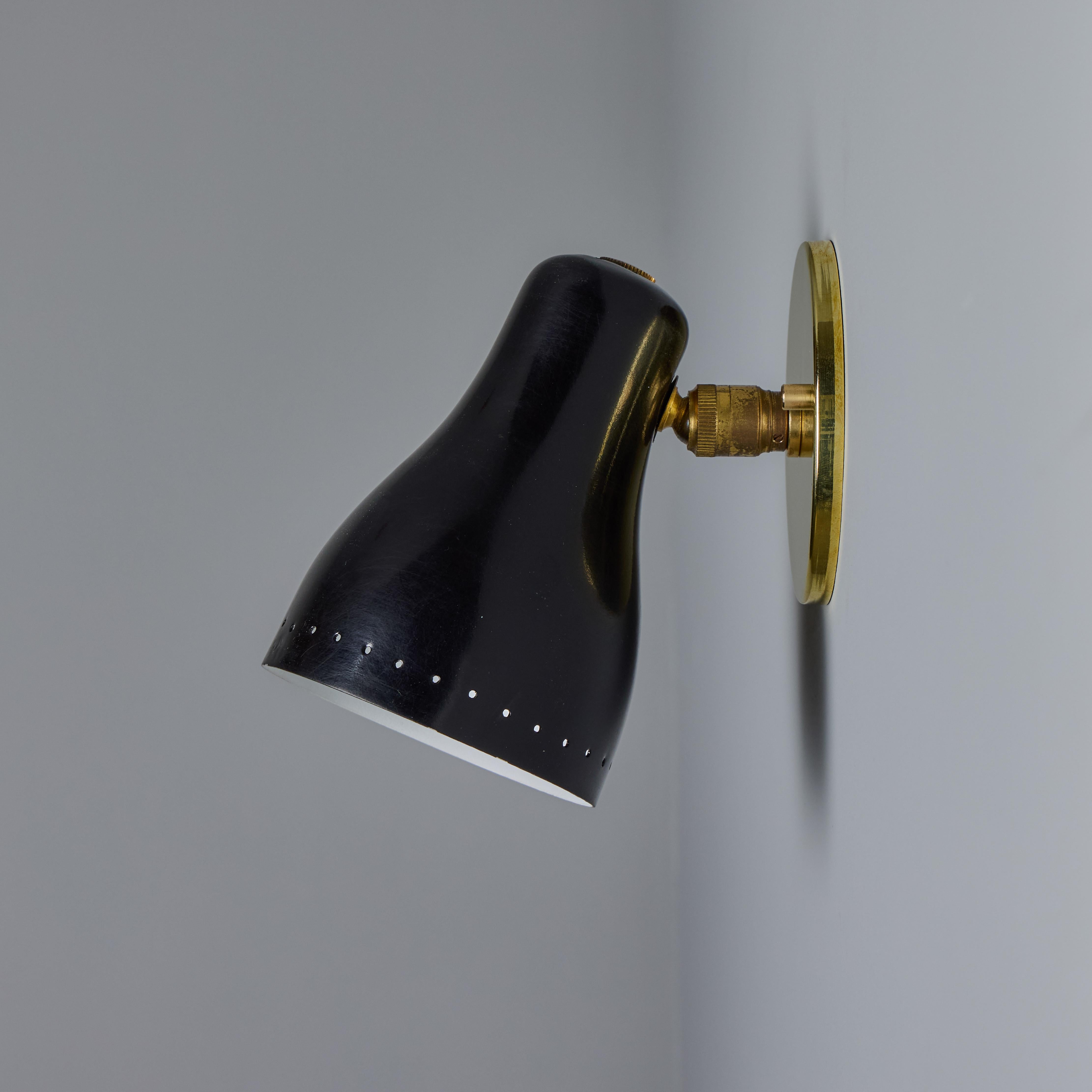 Lámpara de pared de latón y negro de los años 60 atribuida a Jacques Biny en venta 1