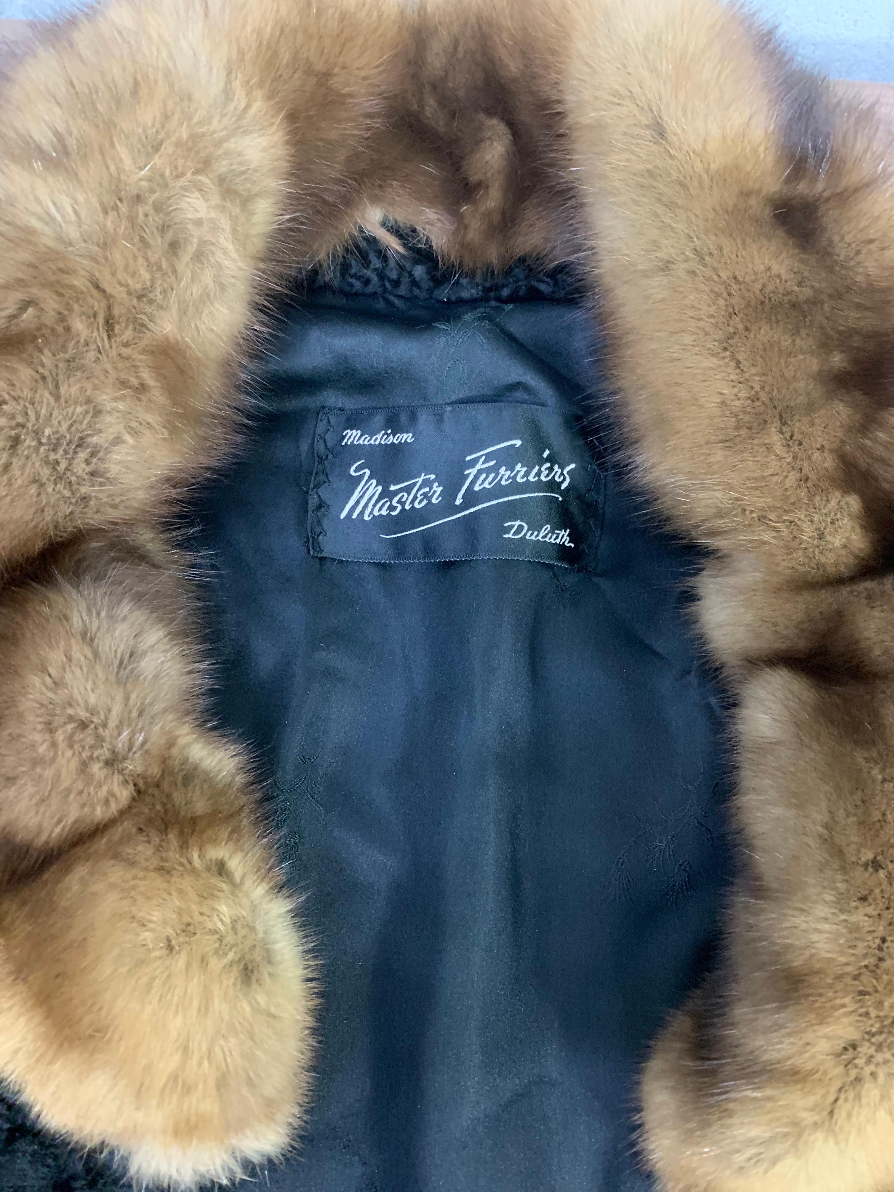 Schwarze Breitschwanz-Lamm-Cropped-Jacke aus den 1960er Jahren mit braunem Zobelkragen  im Angebot 10