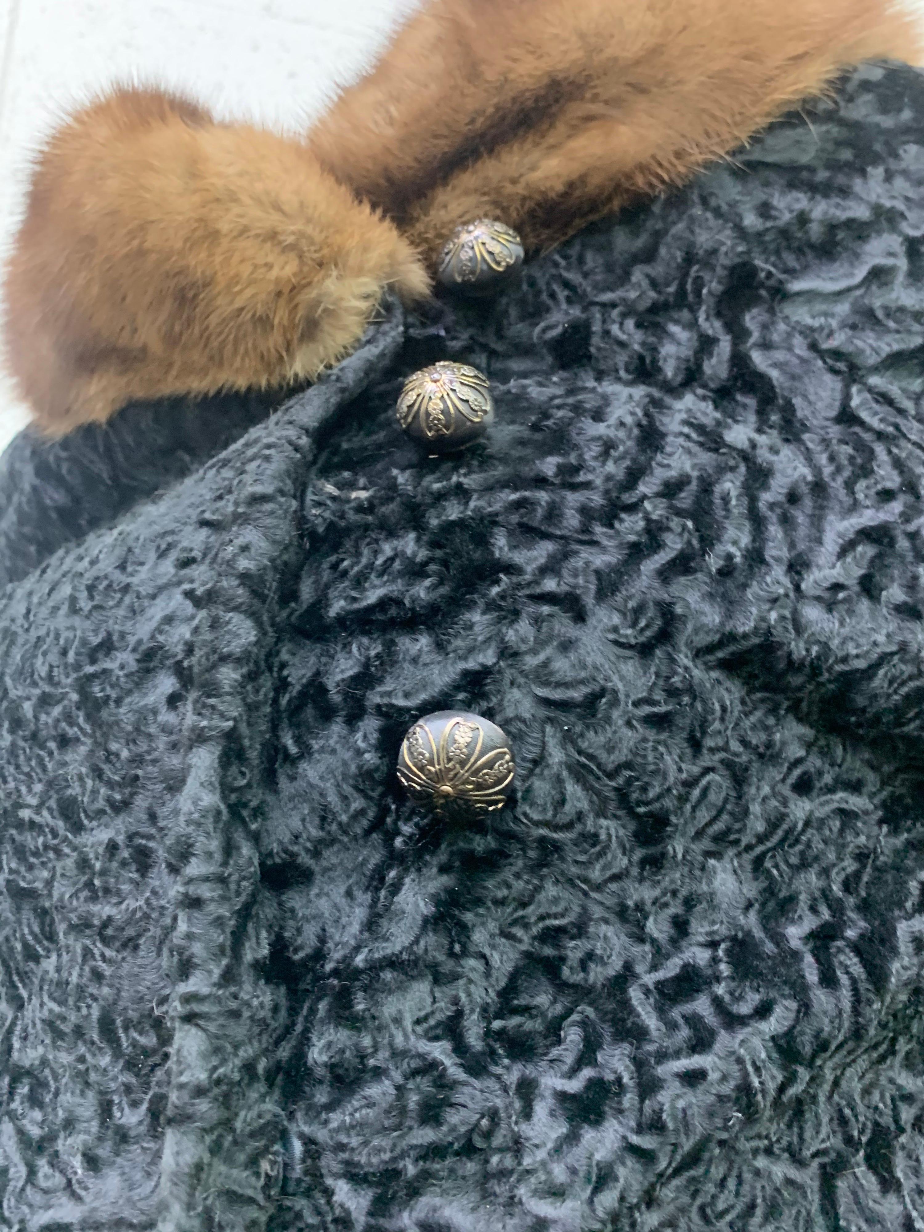 Schwarze Breitschwanz-Lamm-Cropped-Jacke aus den 1960er Jahren mit braunem Zobelkragen  im Angebot 2