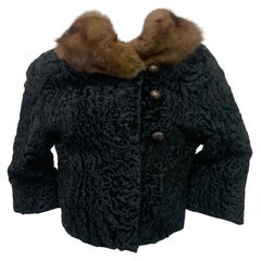 Veste courte en agneau noir à queue d'aronde des années 1960 avec col en zibeline marron