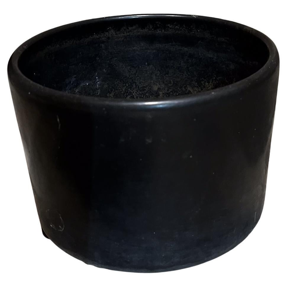 1960s Black Ceramic Pottery Planter
In the style of Gainey Ceramics Architectural Modern Pottery La Verne, Calif
8.25 diameter x 6.5 h
Unrestored vintage condition.
Refer to images.