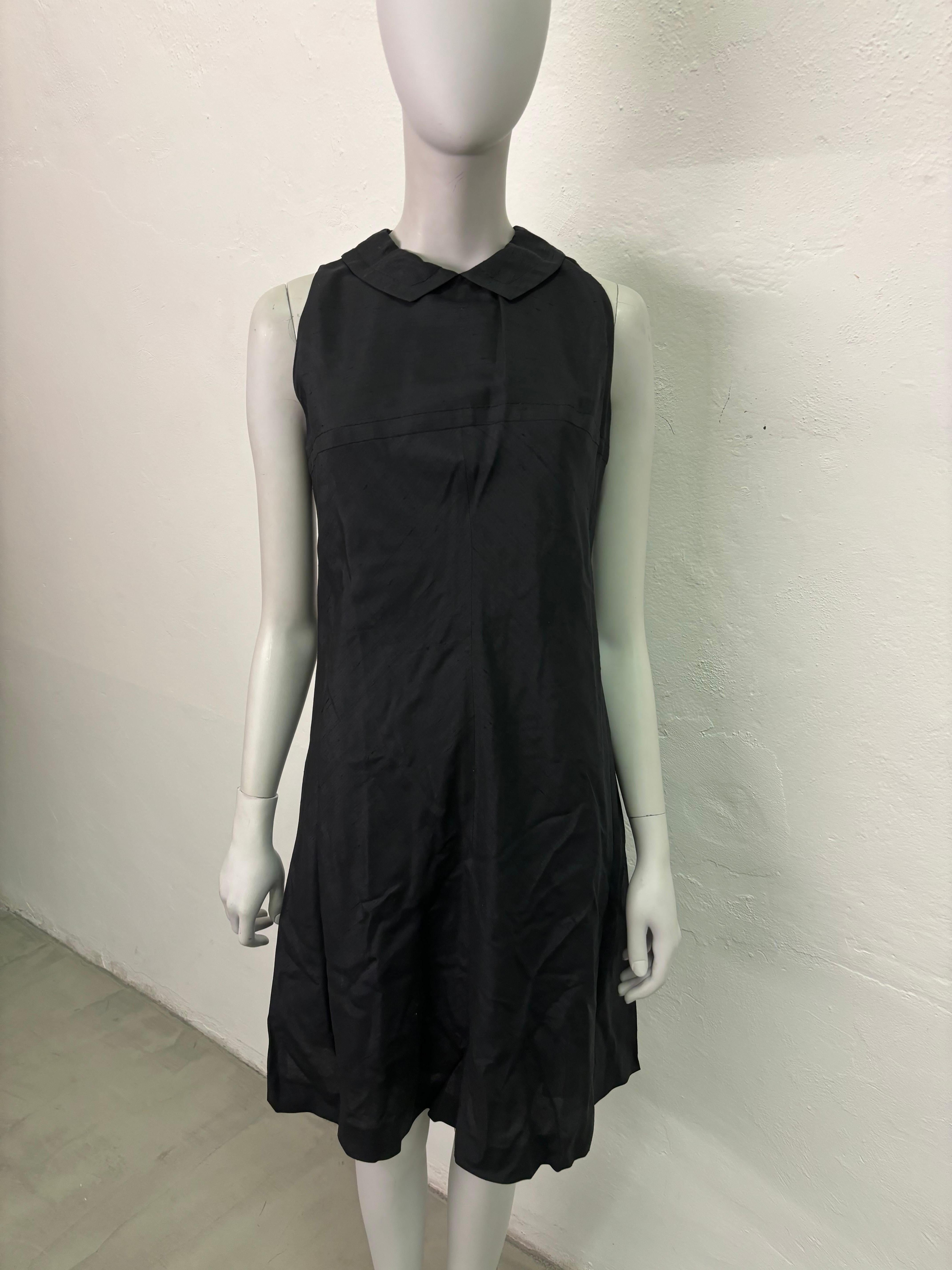 - Sold by Gold Palms Vintage
- Sleeveless black dress
- Pointed collar
- IT 44
- Made in Italy

- Total length: 94 cm
- ⁠Bust: 40 cm
- ⁠Waist: 44 cm