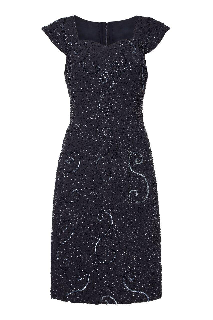 Cette robe de cocktail vintage glamour des années 1960 avec des ornements de perles élaborés est en très bon état et est d'excellente qualité bien que non étiquetée. Le tissu crêpé noir est généreusement orné de perles de bugle pour créer une