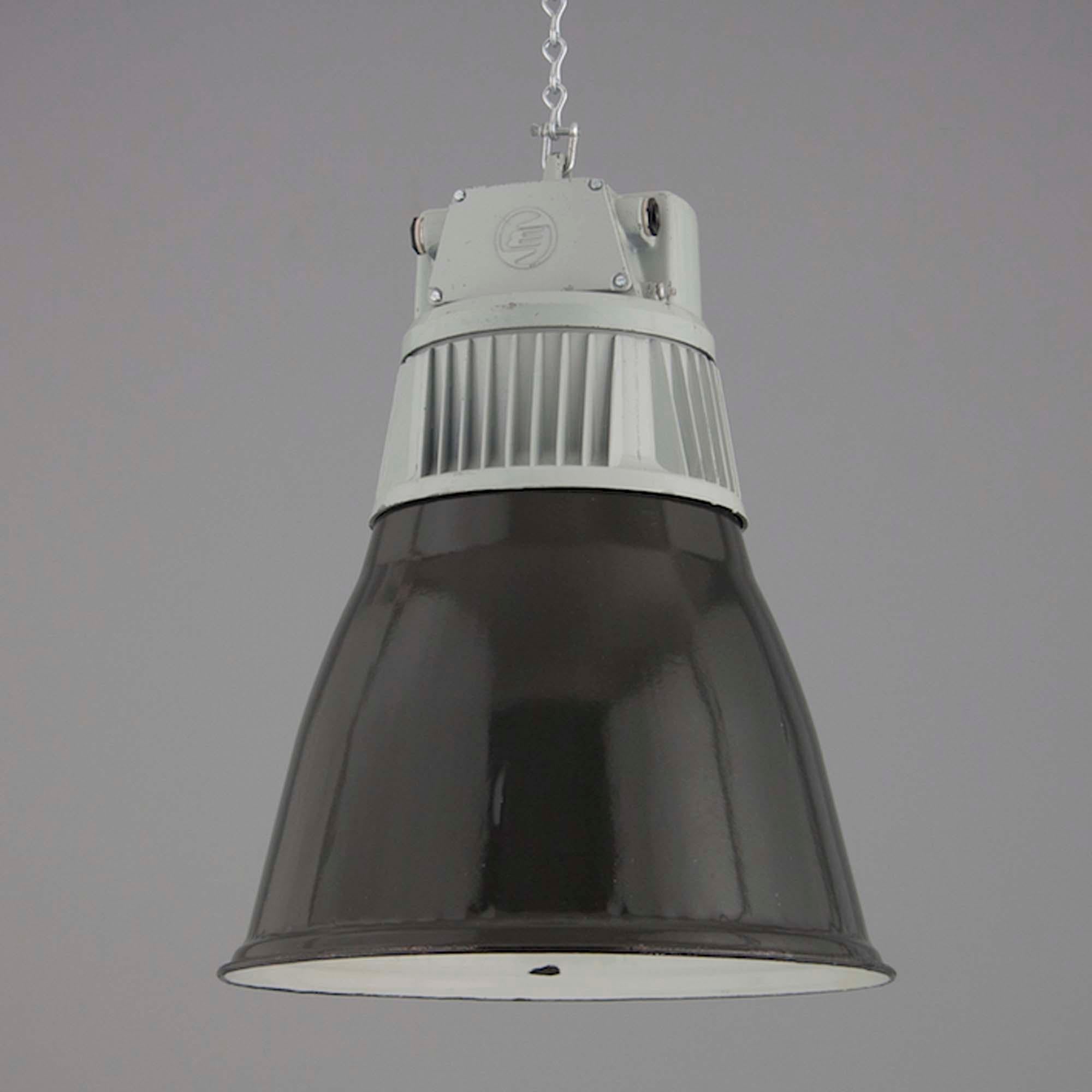 Impressionanti lampade a sospensione industriali recuperate da fabbriche nel sud dell'ex Cecoslovacchia, prodotte da Elektrosvit, uno dei principali produttori statali di illuminazione della regione a metà del XX secolo. Risalenti agli anni '60-'70,