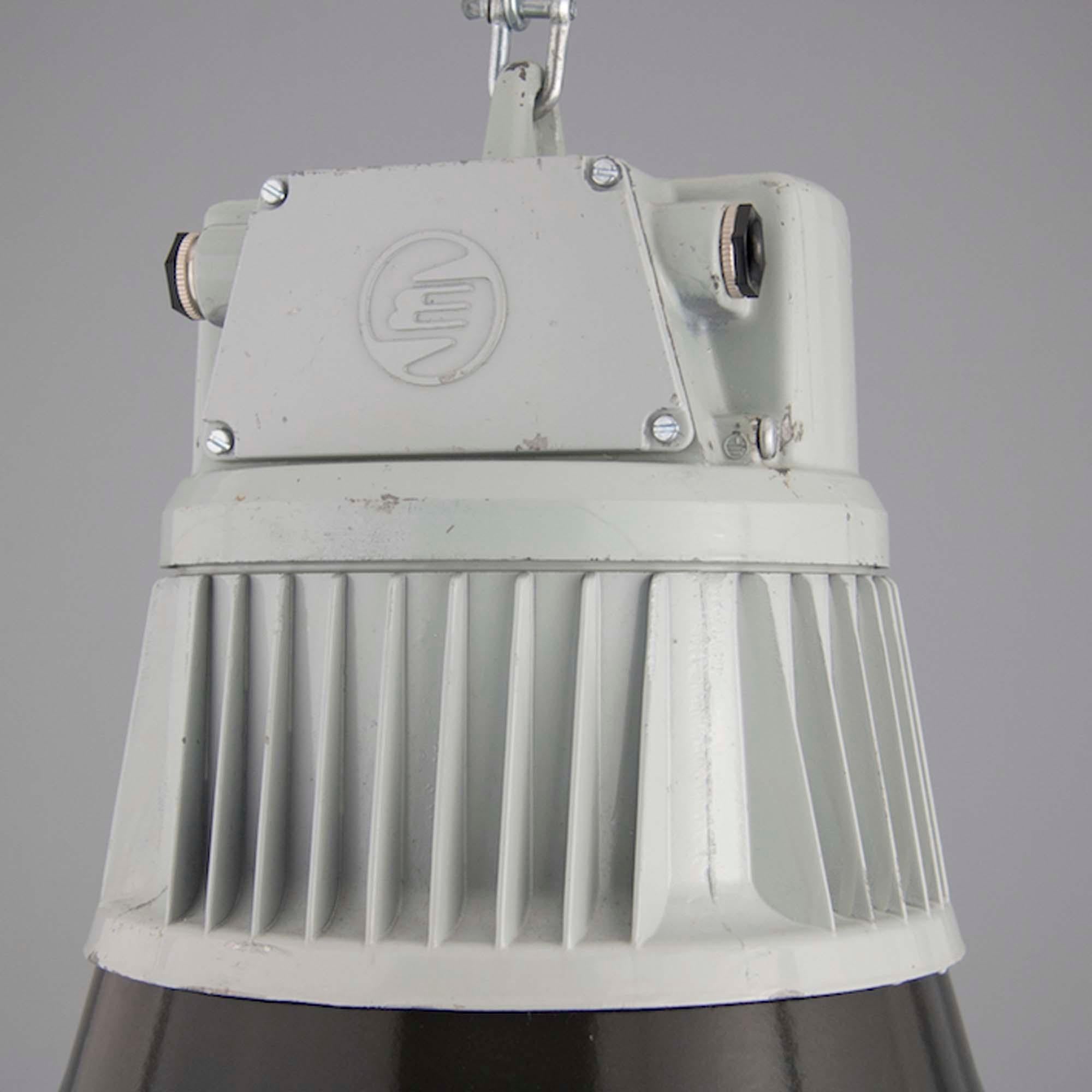 Industriale Lampada a sospensione Black Enamel Factory degli anni '60 di Elektrosvit in vendita