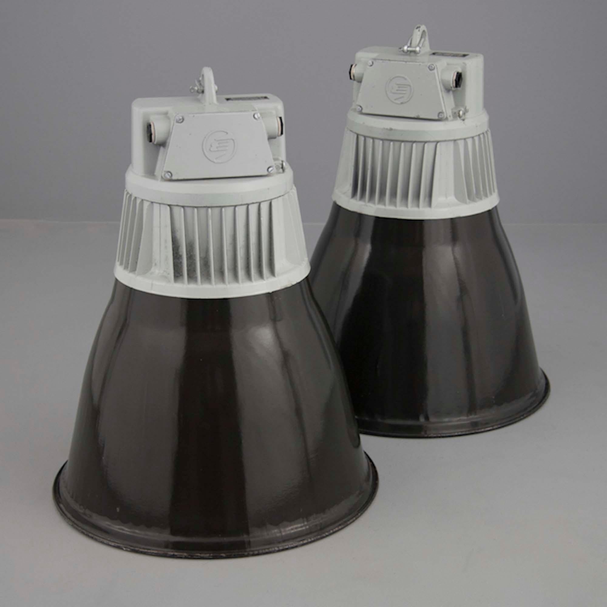 Lampada a sospensione Black Enamel Factory degli anni '60 di Elektrosvit In condizioni buone in vendita a Leicester, Leicestershire