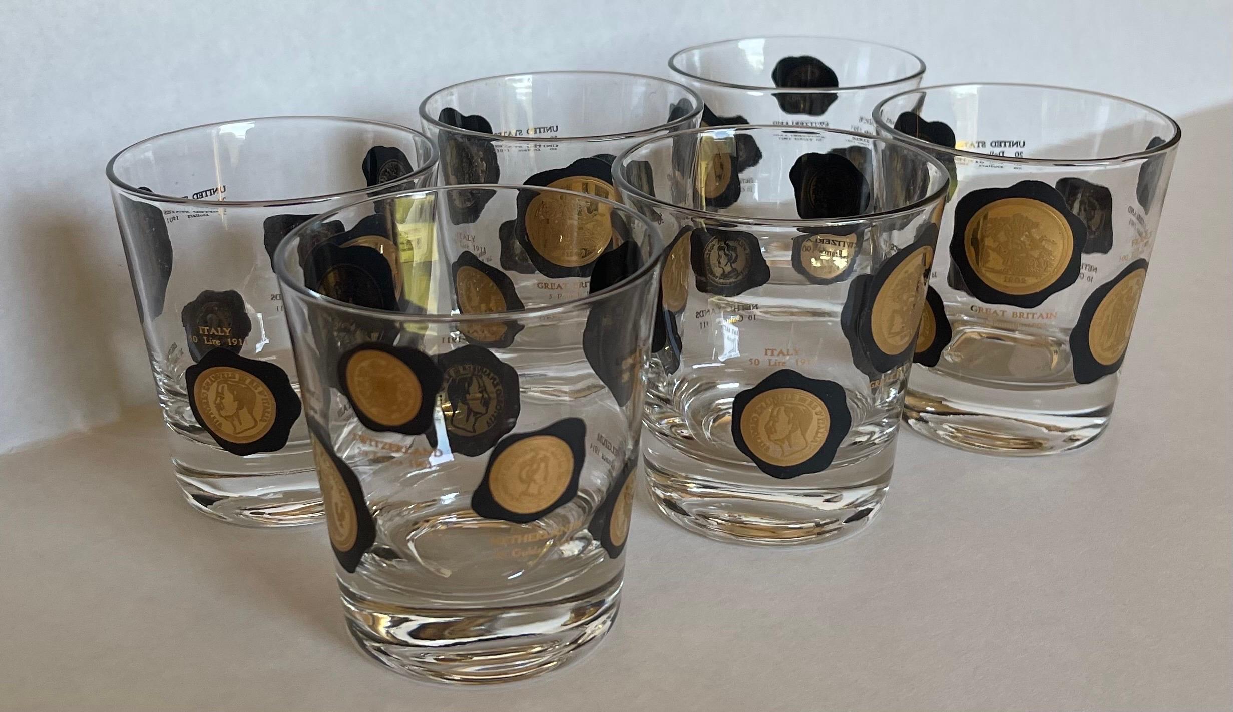 Lot de 6 petits verres à cocktail des années 1960 par CERA. Verre transparent avec motif de pièces de monnaie noir et or appliqué sur l'ensemble. 