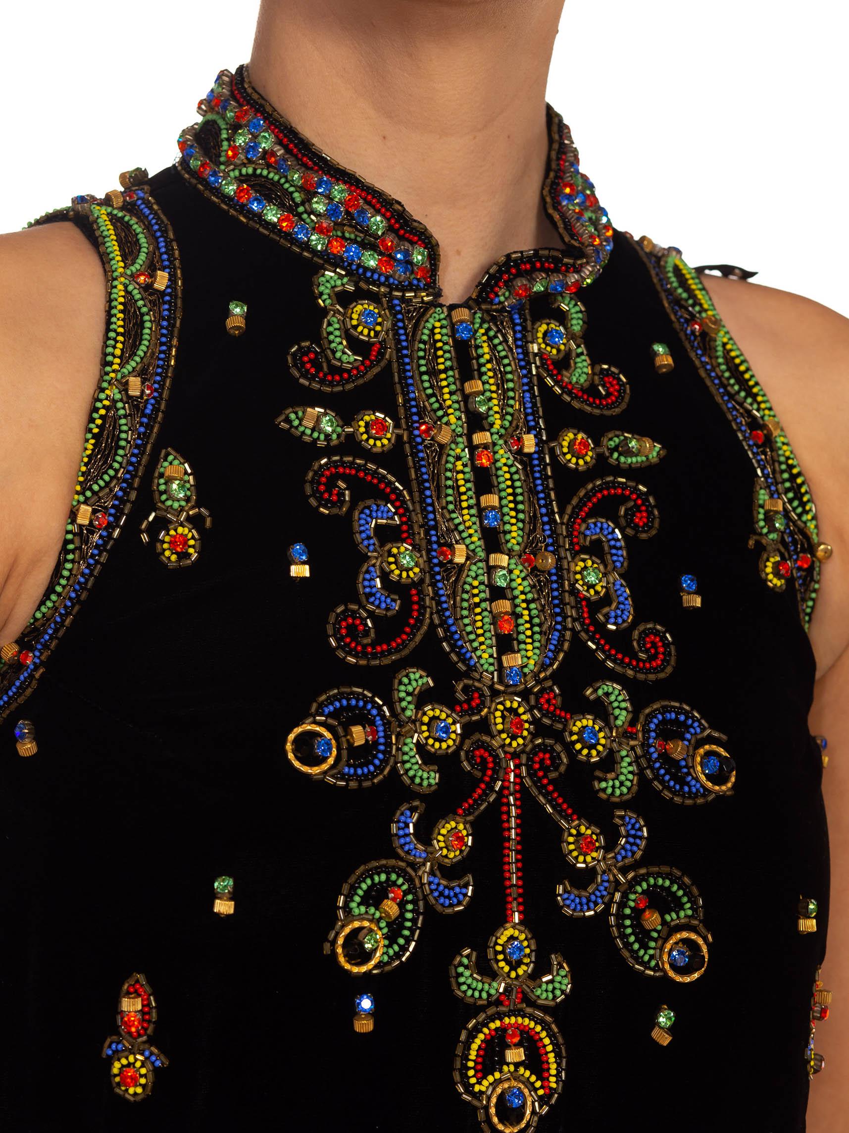 Robe en velours de soie perlée noire et dorée des années 1960 en vente 5