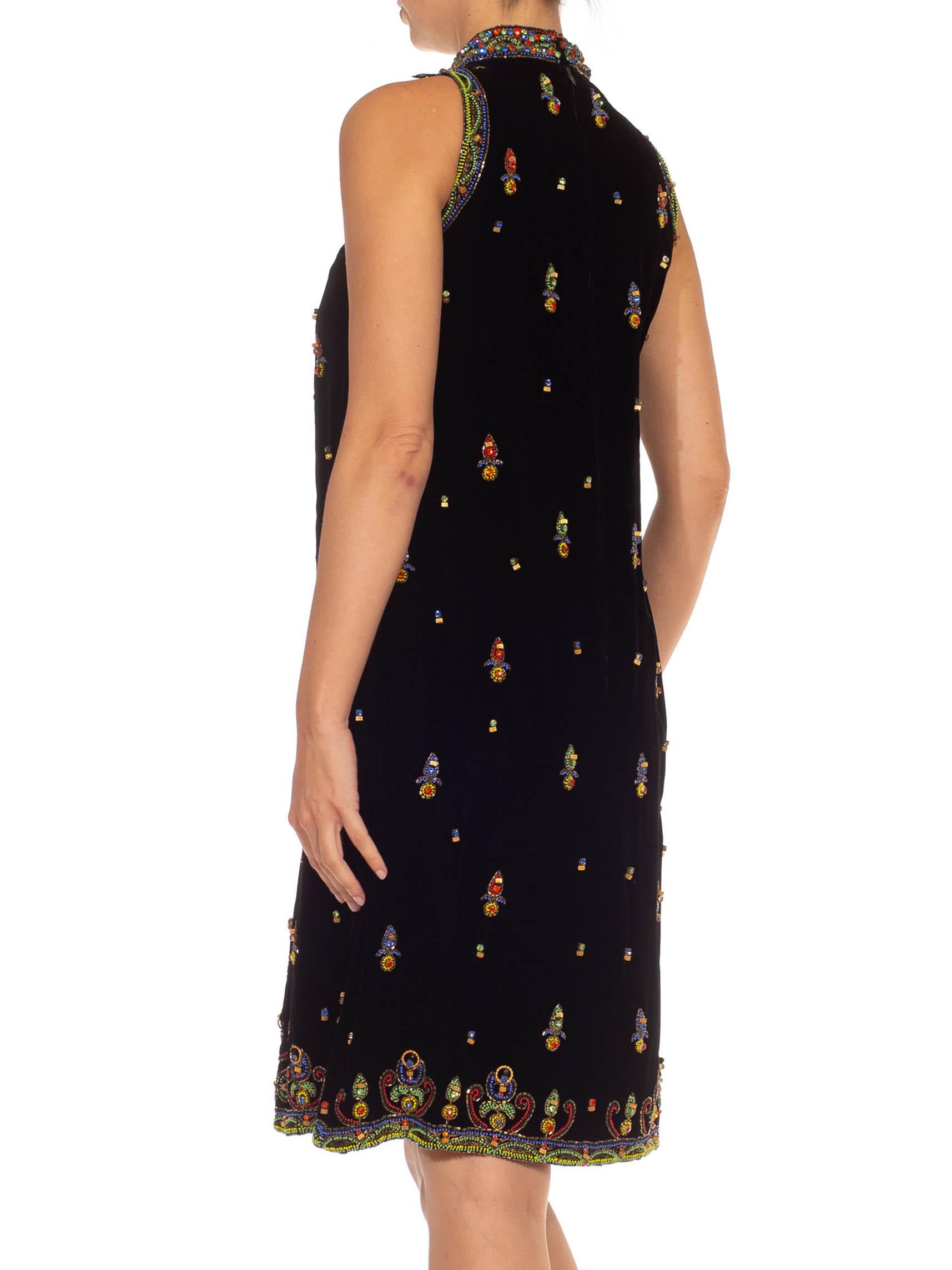 Robe en velours de soie perlée noire et dorée des années 1960 en vente 4