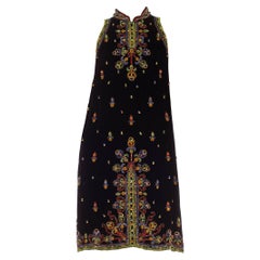 Robe en velours de soie perlée noire et dorée des années 1960