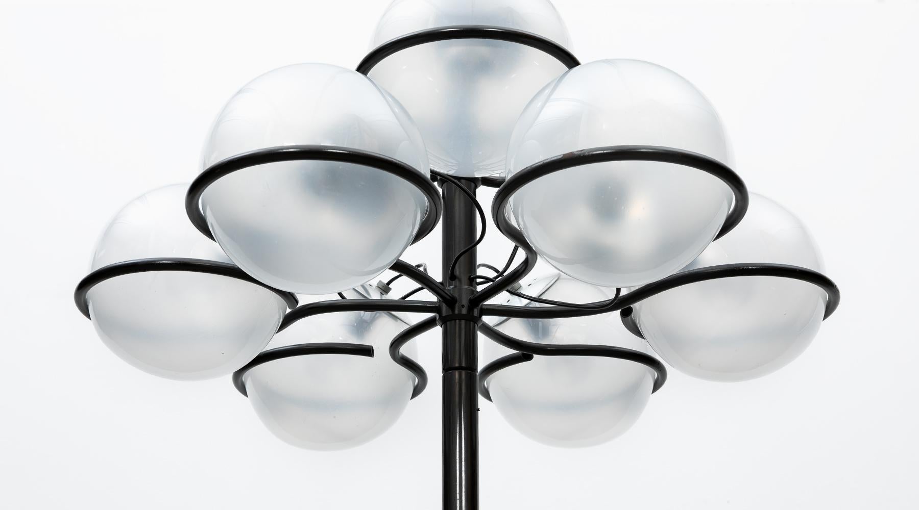 1960s Black Lacquered and Glass Bulbs Floor Lamp by Gino Sarfatti 'N°1094' 4