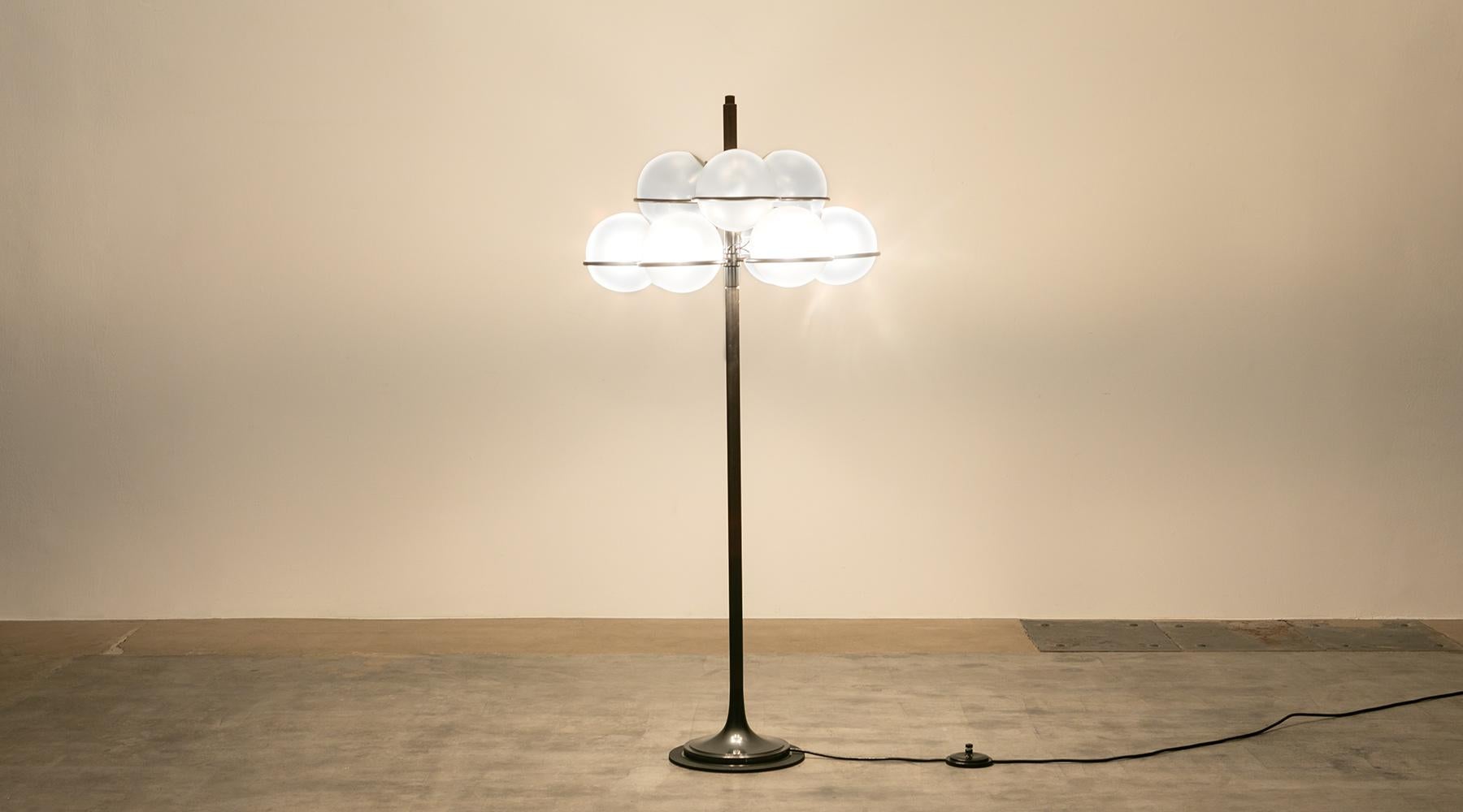 Mid-Century Modern 1960s Black Lacquered and Glass Bulbs Floor Lamp by Gino Sarfatti 'N°1094'