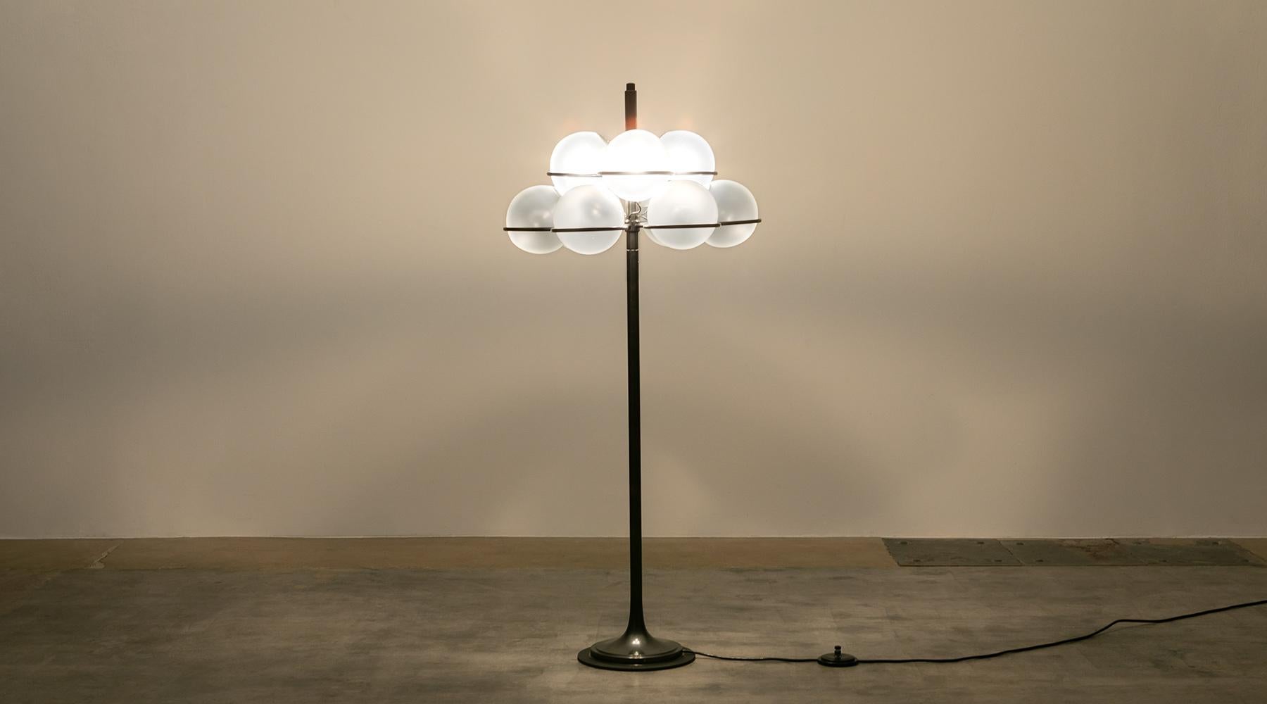 Italian 1960s Black Lacquered and Glass Bulbs Floor Lamp by Gino Sarfatti 'N°1094'