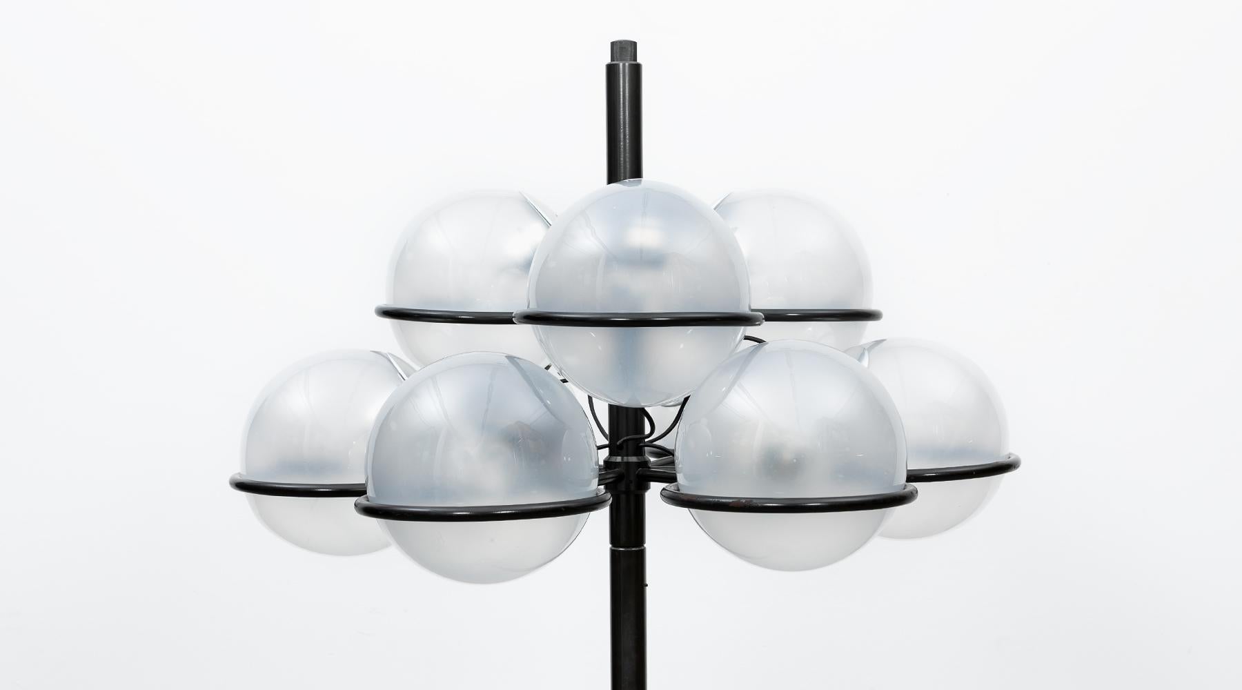 1960s Black Lacquered and Glass Bulbs Floor Lamp by Gino Sarfatti 'N°1094' In Good Condition In Frankfurt, Hessen, DE