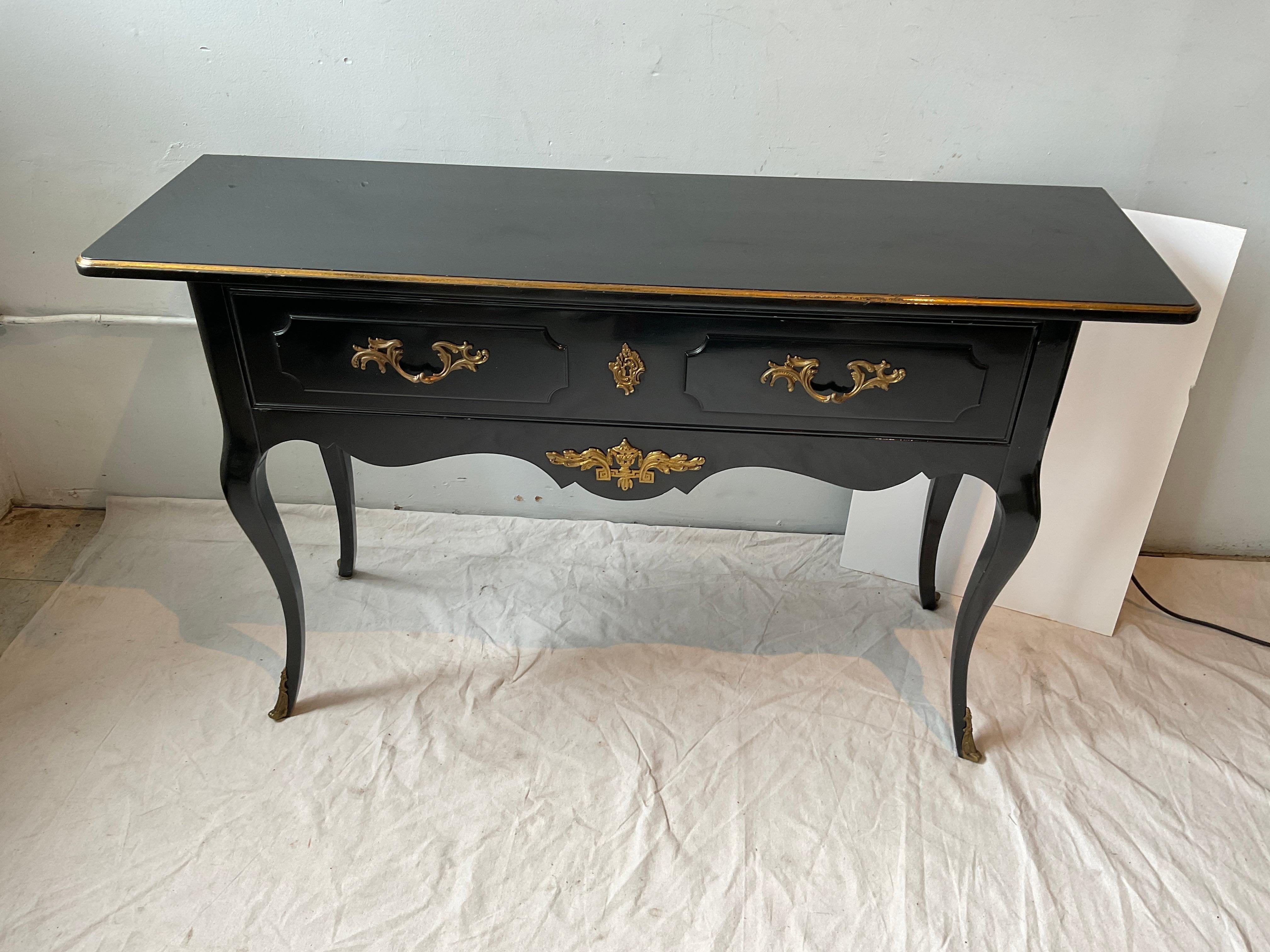 1950er Jahre Schwarz lackierter Konsolentisch im Regency-Stil von Bodart.
Kratzer im Lack.