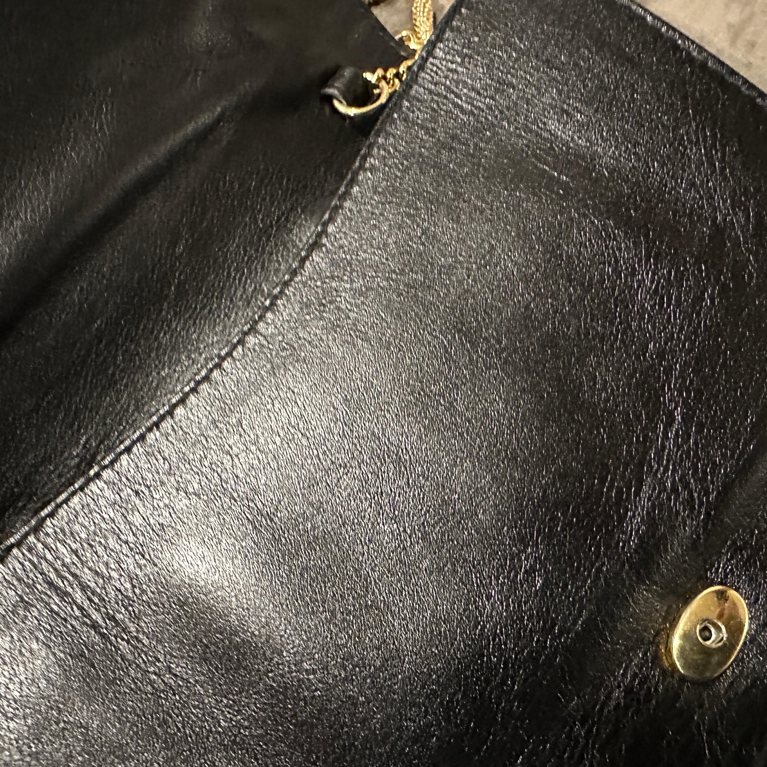Noir Sac de soirée italien en cuir noir et bakélite des années 1960 en vente