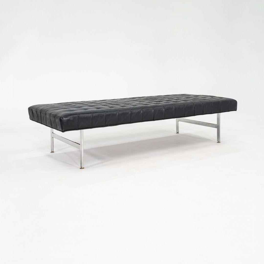 Il s'agit d'un banc de musée ou d'un lit de jour moderniste, datant des années 1960. Le design minimaliste présente un plateau touffeté en cuir noir reposant sur un cadre en acier, offrant une présence architecturale élégante rappelant les sièges