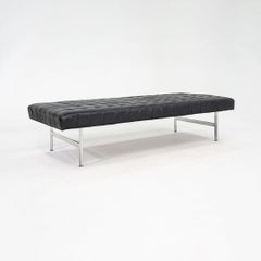 Banc de musée moderniste en cuir noir et acier des années 1960 73x31