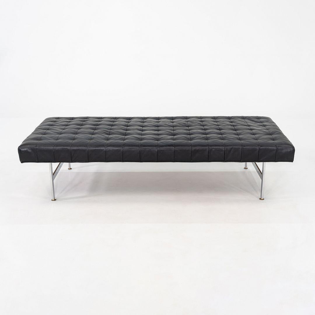 Moderne Banc de musée moderniste en cuir noir et acier des années 1960 73x31 en vente