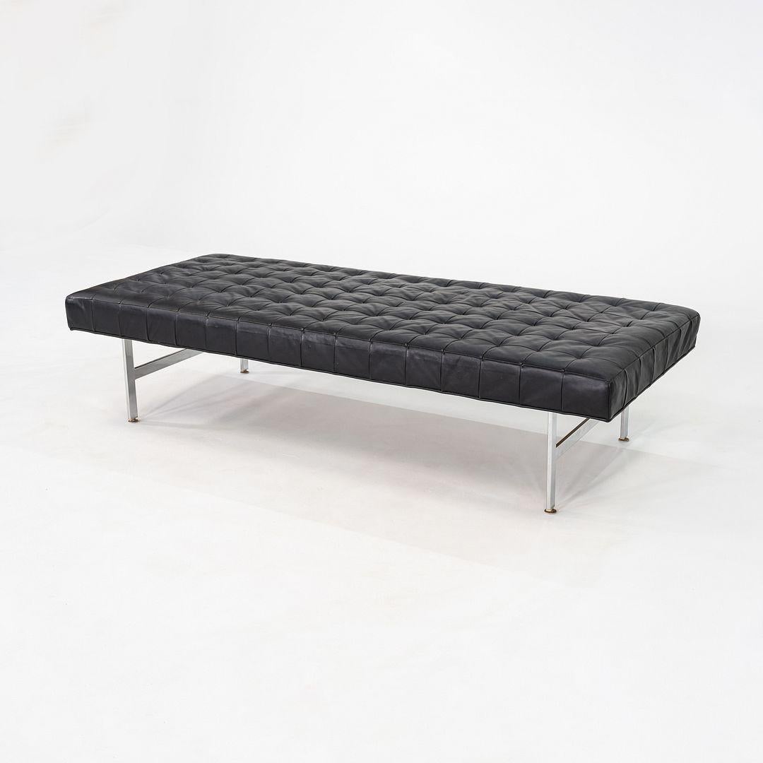 Inconnu Banc de musée moderniste en cuir noir et acier des années 1960 73x31 en vente