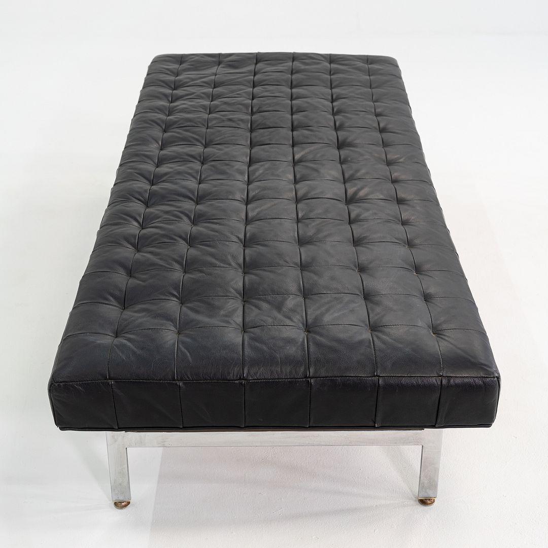 Milieu du XXe siècle Banc de musée moderniste en cuir noir et acier des années 1960 73x31 en vente